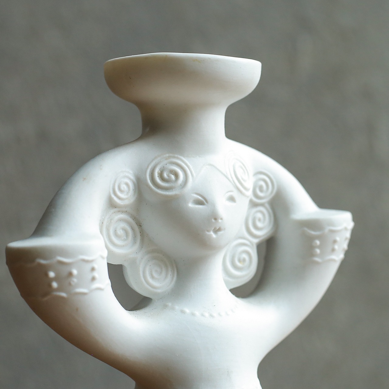 白くてなめらかな、北欧感じる女性のキャンドルホルダー