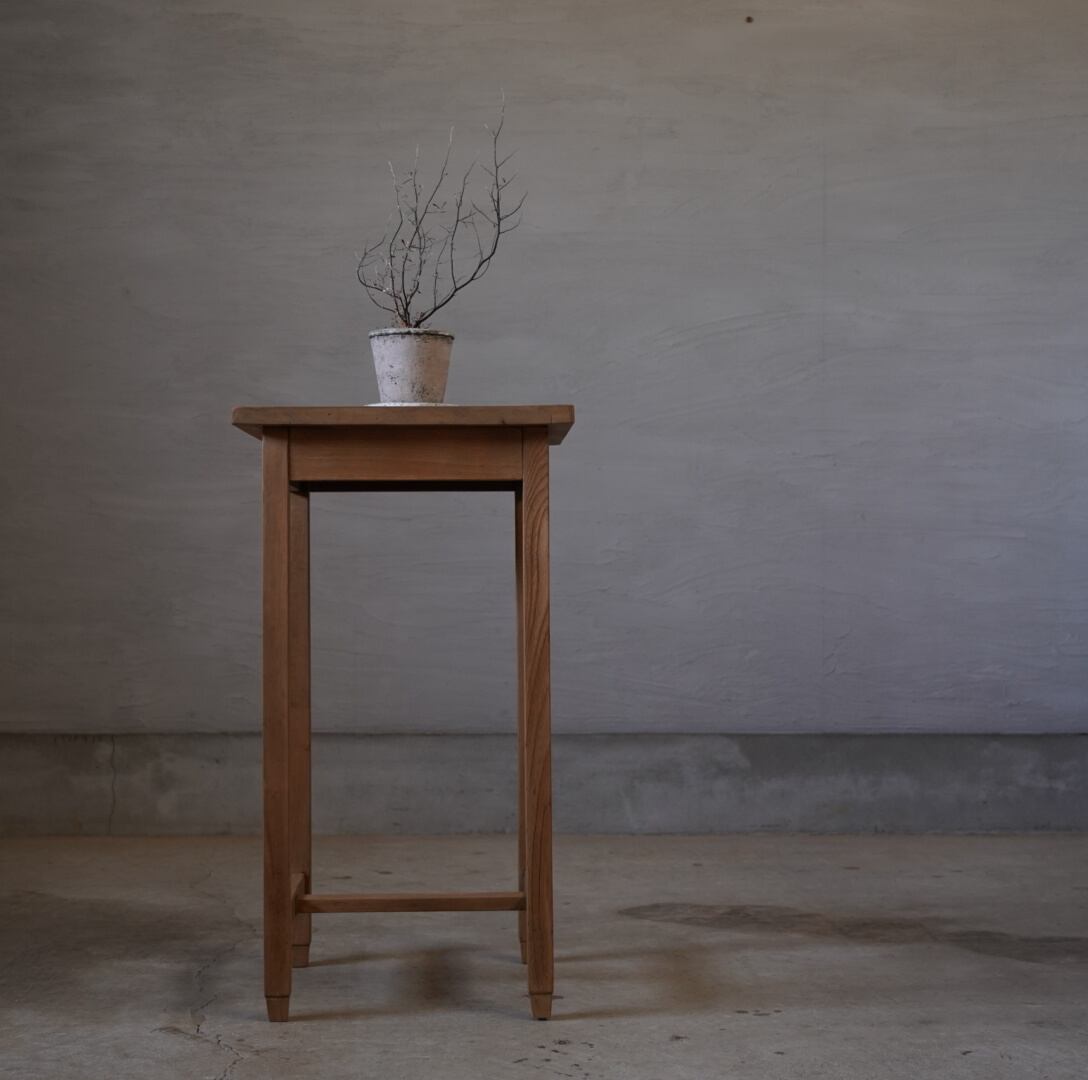 すっきりとした姿のサイドテーブル