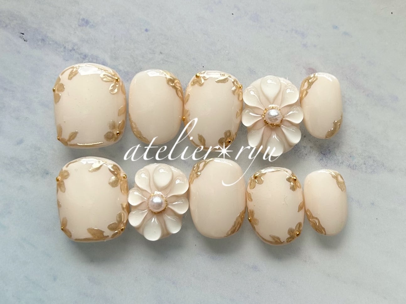 ブルーグレーのシェル&フラワー ネイルチップ【現品販売 10枚入】 | Pay ID