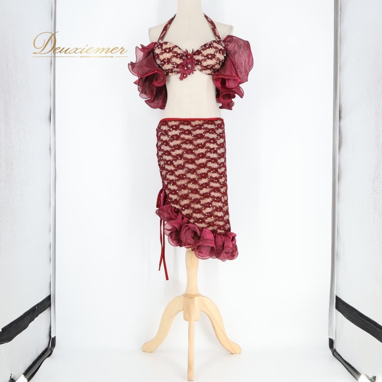 ベリーダンス 衣装 ROYAL SMEELA ツーピース セットアップ 上下セット レッド系 ワインレッド系 トップス スカート 編み上げ りぼん 紐 上品 かわいい ラインストーン キラキラ レース フリル ダンス衣装 イベント ステージ オリエンタル