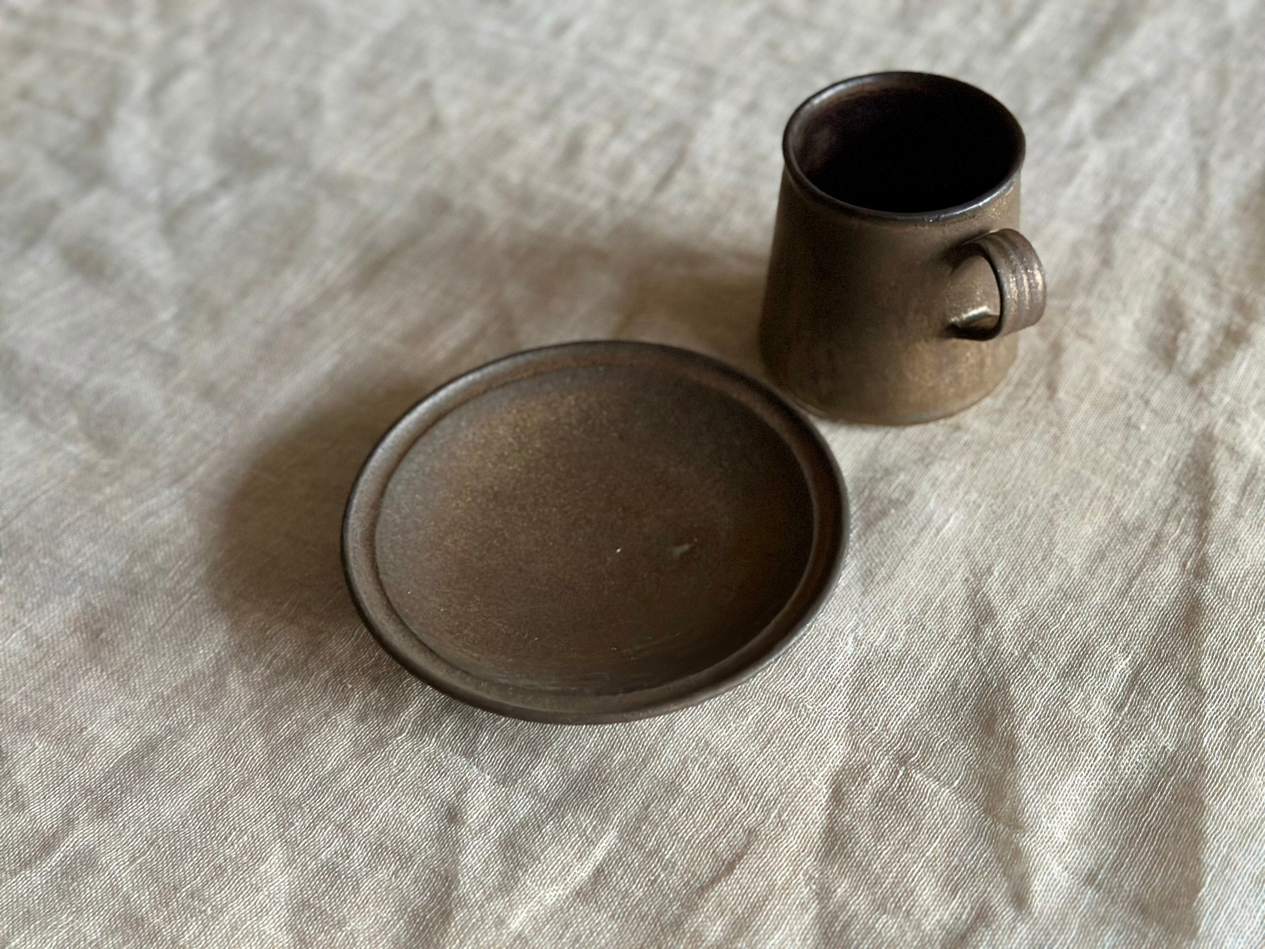 鉄錆台形マグロング(持ち手太)/  縁付きソーサーのセット