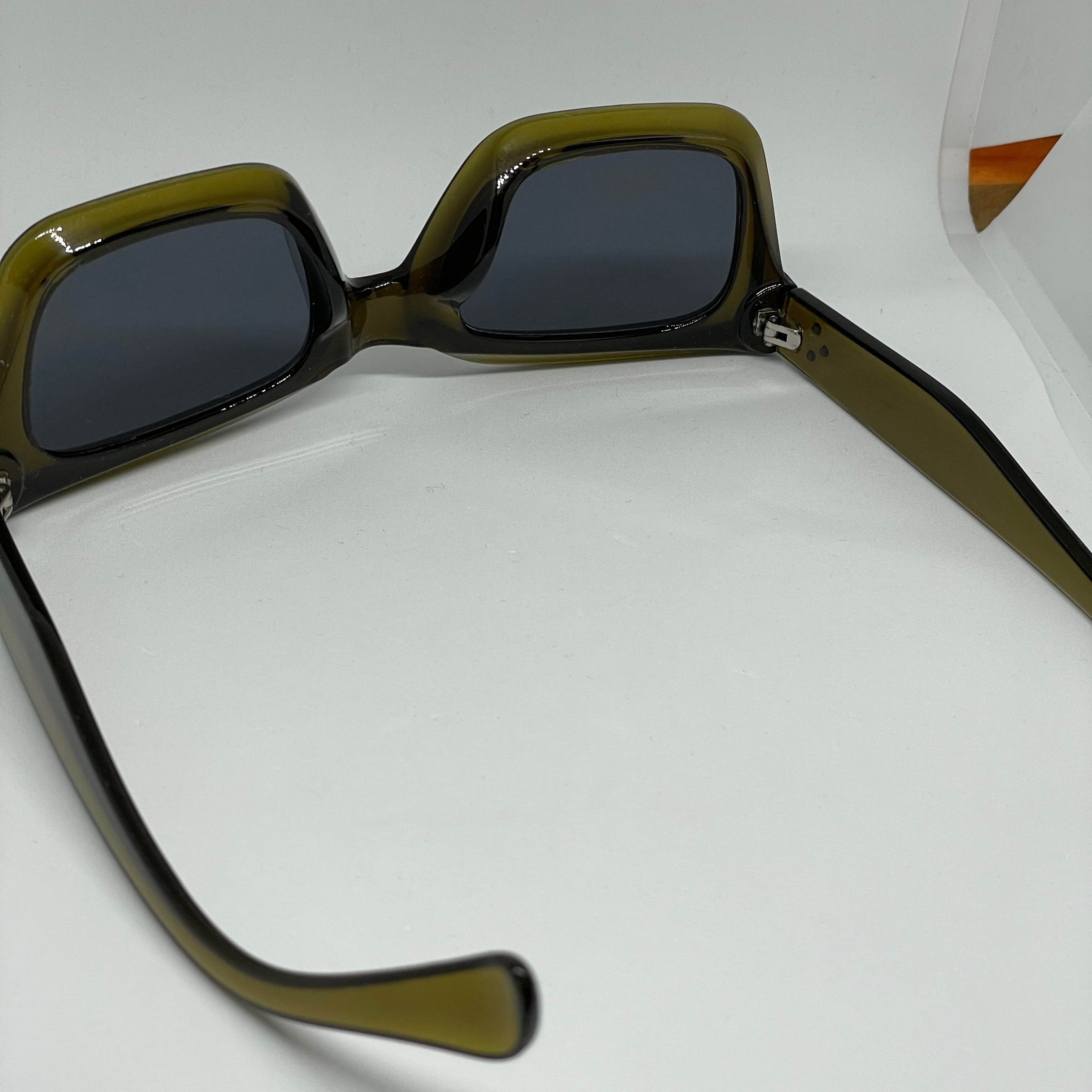 緑レンズ　ウェリントン　サングラス　眼鏡　黒縁　A39