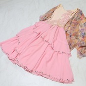 【社交ダンス衣装】ピンク ワンピース ドレス フロート 花柄 フリル レース オレンジ アイボリー デモ 競技用 発表会 パーティ 優しい色合い 可愛いデザイン 背面ファスナー 胸パッドあり 伸縮性 上半身のみ 人気 特別な日 雰囲気アップ ユニーク 肩パッドなし シンプル 安心 着心地よい