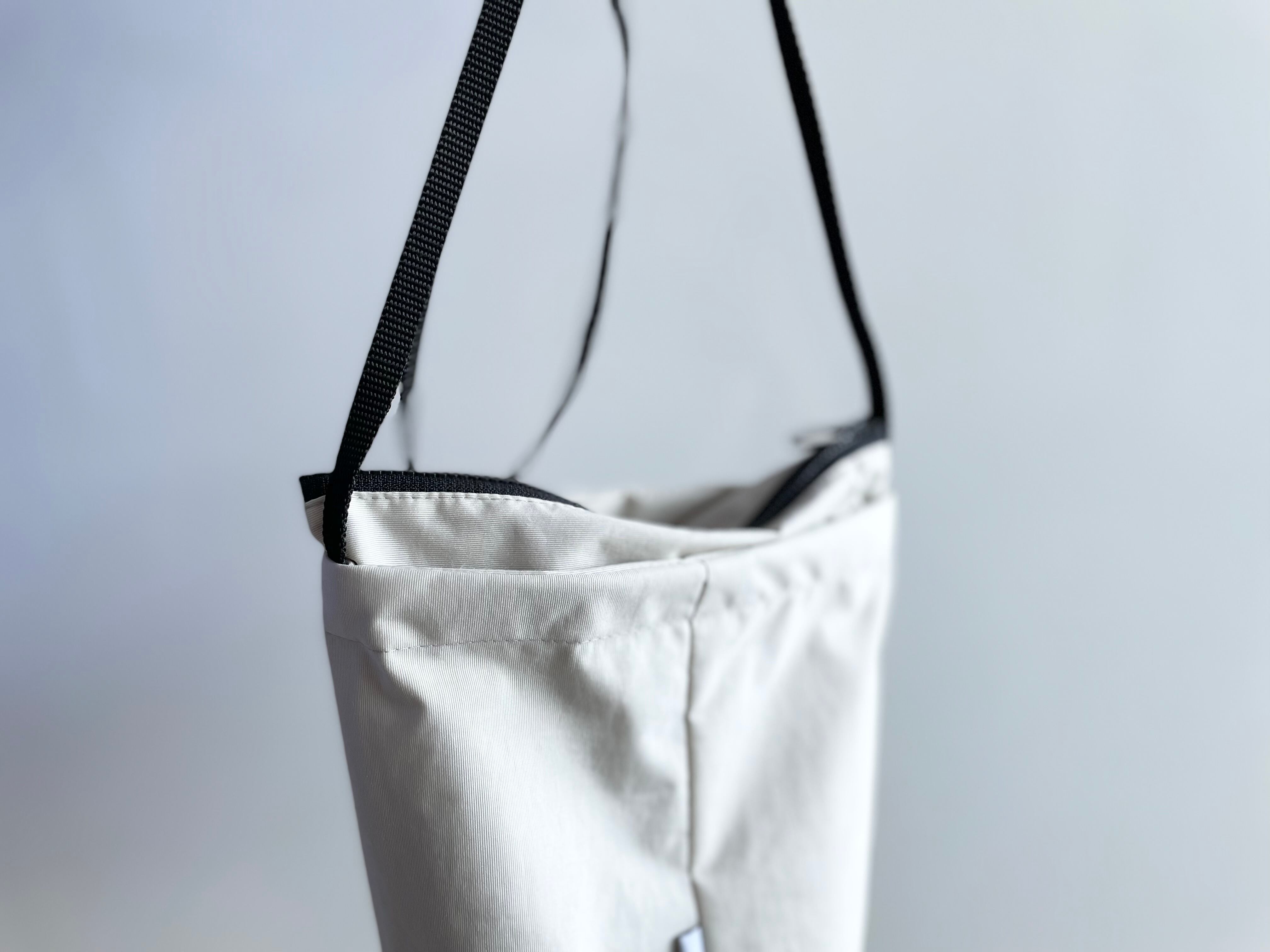 超軽量・防水ナイロン / 長財布対応ショルダーバッグ / アイボリー