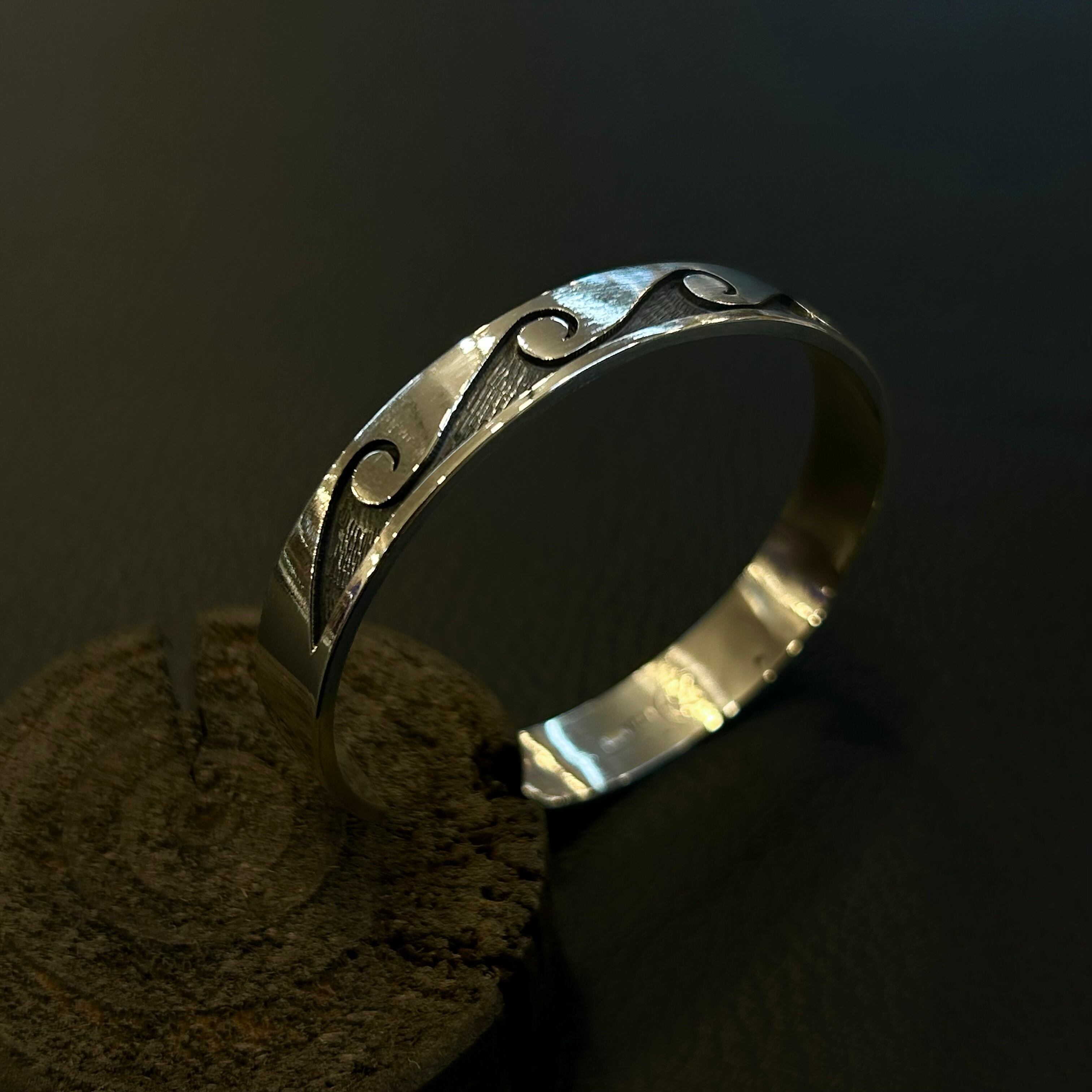 トリニダードルーカス（Trinidad Lucas）ウェーブバングル