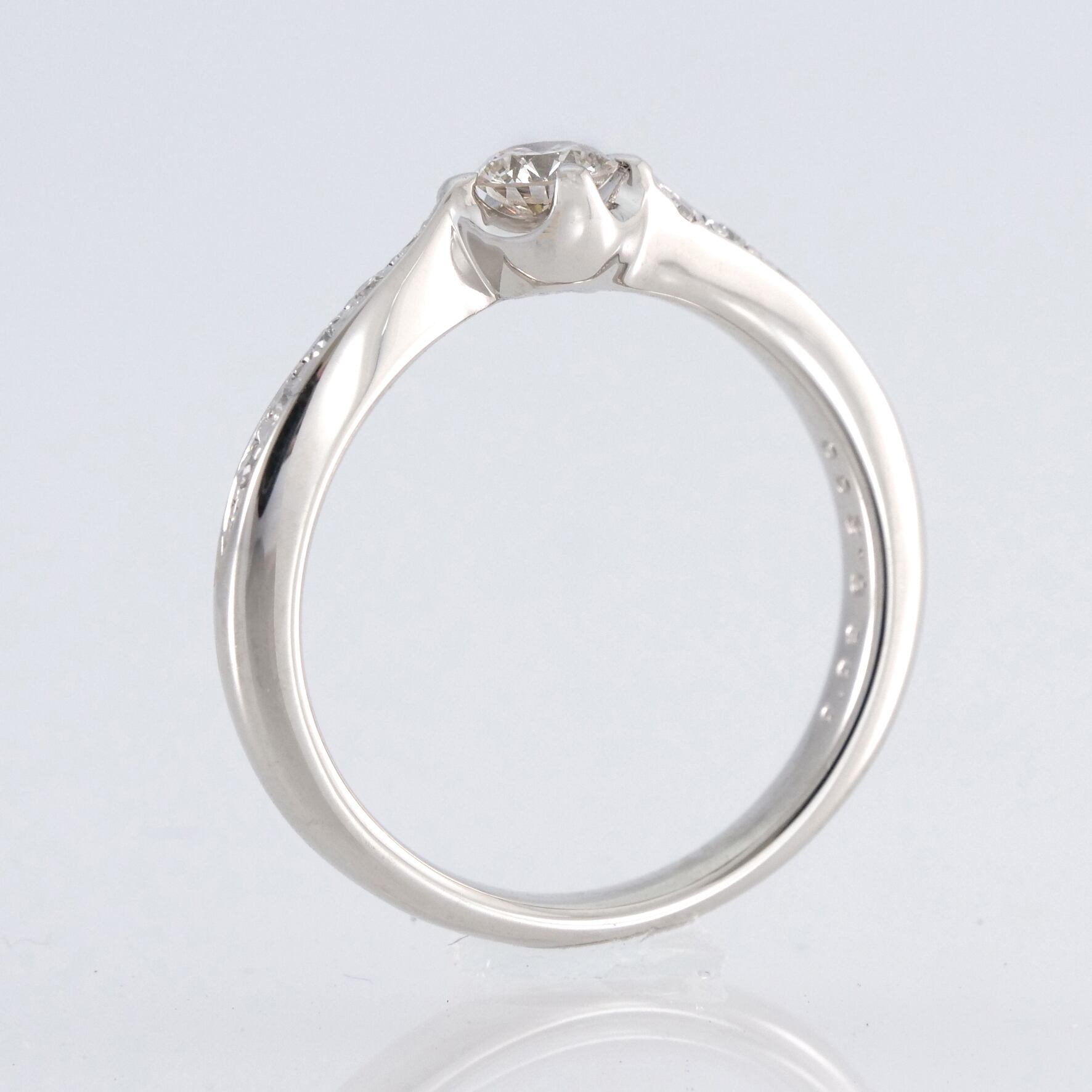 【エンゲージリング プラチナ指輪】Pt900 天然ダイヤモンド 【中石0.260ct】婚約指輪 プロポーズリング【サイズ直し無料】