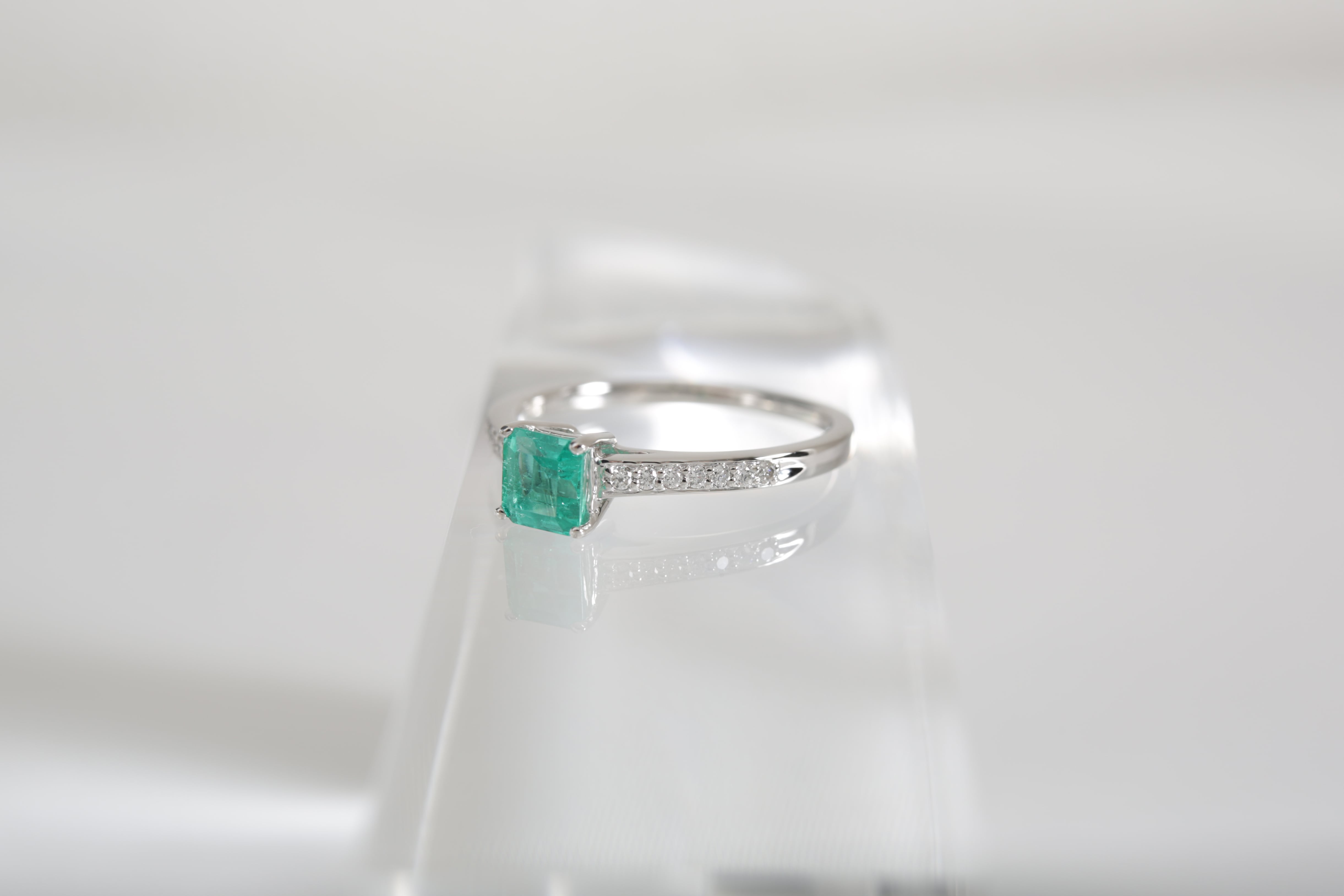 Pt900⚪天然エメラルド0.963ct✨ダイヤ0.07ct✨エメラルドリング✨