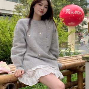 【送料無料】 セーター トップス ロング丈 大きい ゆる 長袖 萌え袖 Uネック Aライン フレア プルオーバー キラキラ ビジュー ニット 厚手生地 かわいい 大人可愛い 大人女子 こなれ感 シンプル カジュアル 大人 上品 おしゃれ お洒落 ラフ コンサバ フェミニン ガーリー 無地 秋 冬 20代 30代 40代 女性用 レディース ママ デート お出かけ お茶会 女子会 休日 演奏会 授業参観 着回し プチプライス デイリーユース 普段使い ファッション あったか 暖かい 定番アイテム 着痩せ