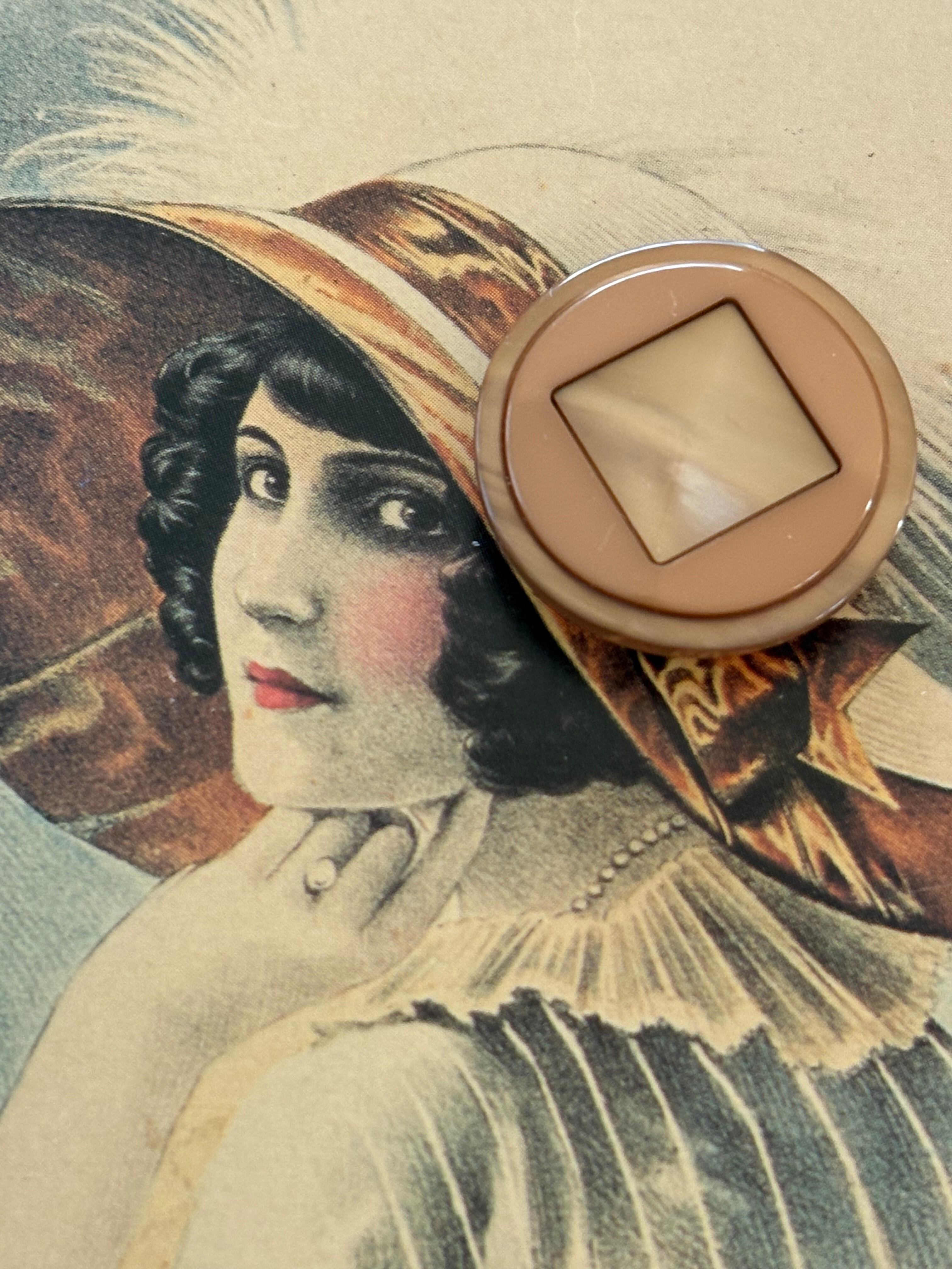 24mm Japanese ヴィンテージボタン ベージュ シェル調 樹脂ボタン レトロ アクセサリーパーツ 装飾材 カルトナージュ