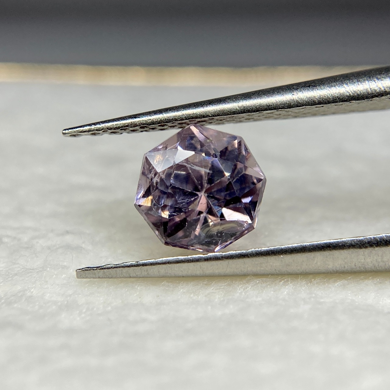 お花みたいなスピネル 訳あってお買い得 淡いピンク系 大粒 約5.6mm r-0214