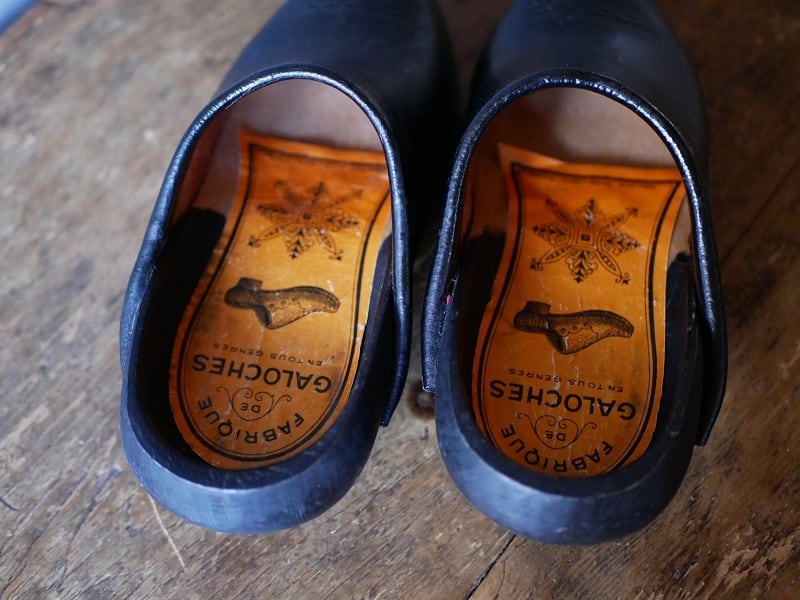 フランスアンティーク　可愛い雰囲気　　金属x古木　モールド　シューズ ☘️オランダ 木靴 ウッド 靴 2足 アンティーク - メルカリ