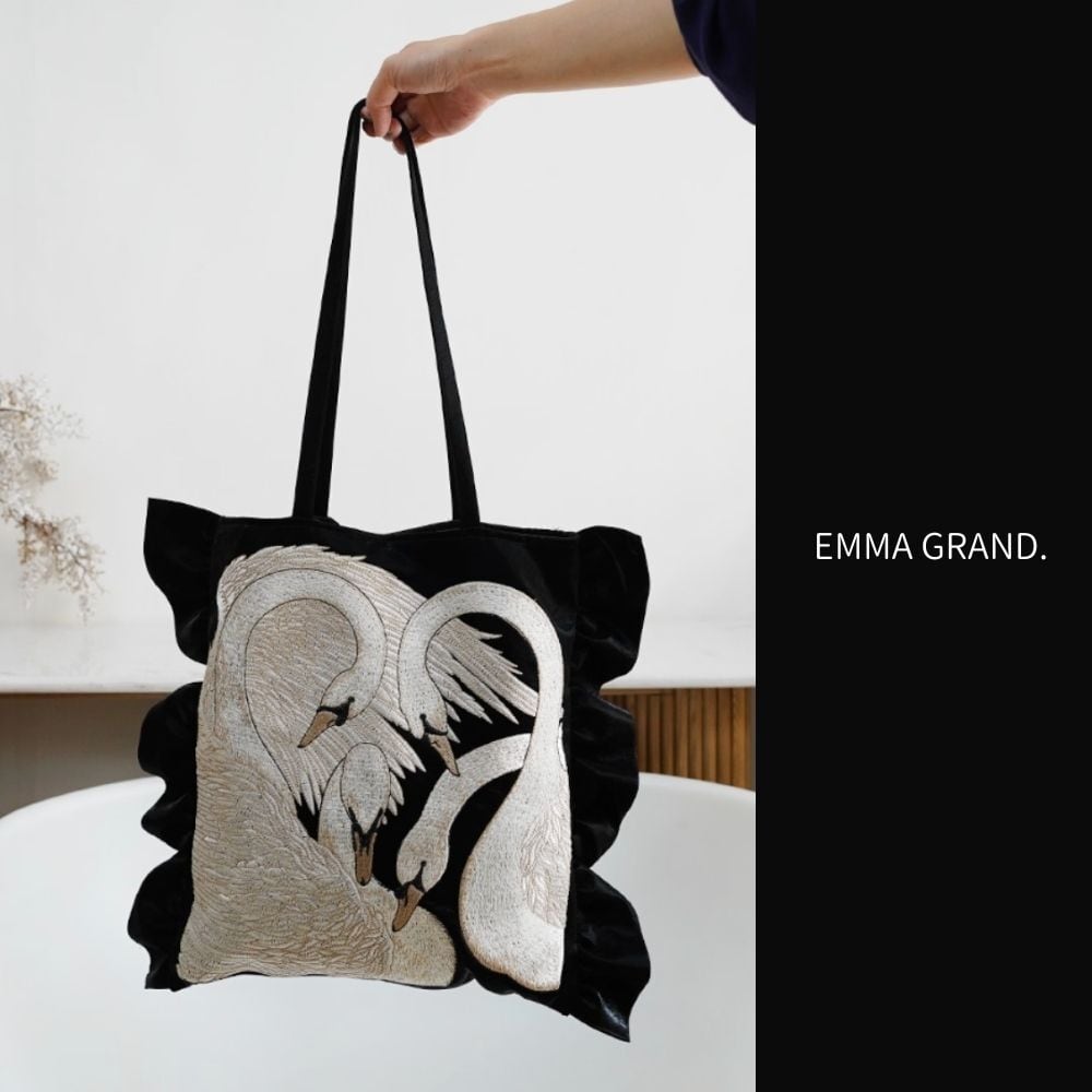 白鳥が紡ぐ静寂の湖畔 フリル刺繍トートバッグ E00639 | EMMA GRAND