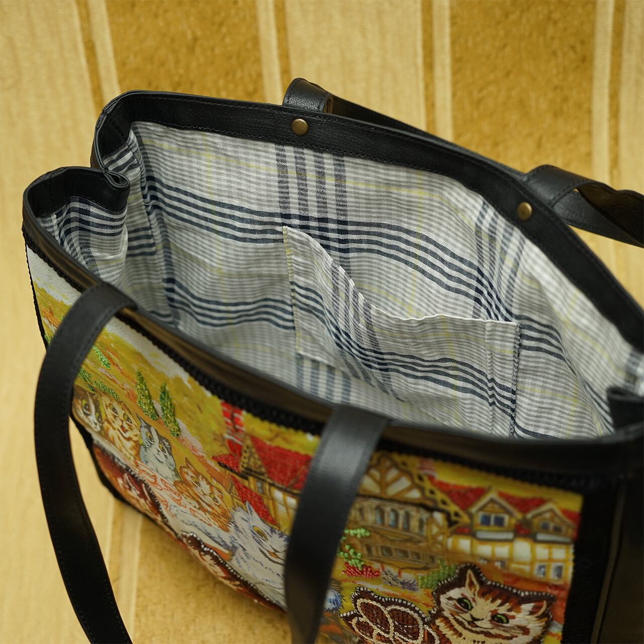 刺繍トートバッグ Louis Wain The Cats Tea Party (Black) | tamaobazaaar