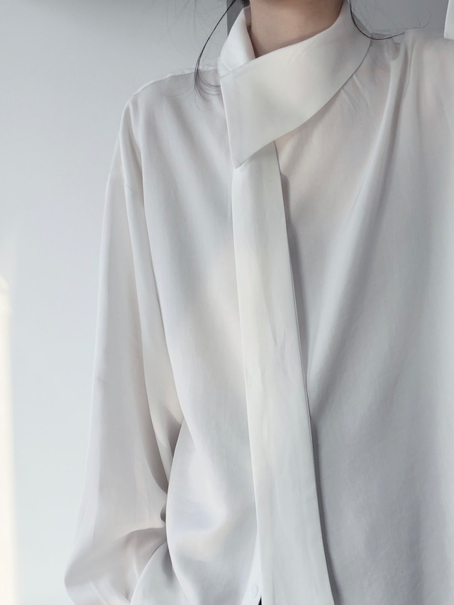 Loose diagonal collar white shirt [T2782]
