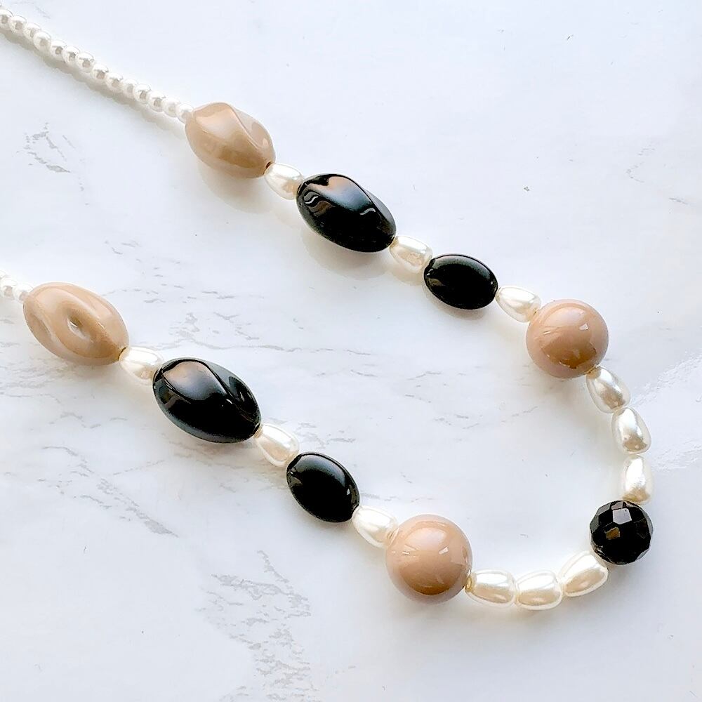 大人シックカラー ブラックxベージュxパールネックレス