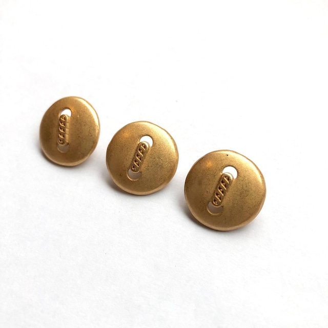 真ん中チェーンのマットなゴールドボタンS（18mm）