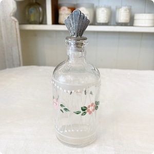 【フランス直輸入】手描きのピンクの小花が愛らしい ヴィンテージ 香水瓶