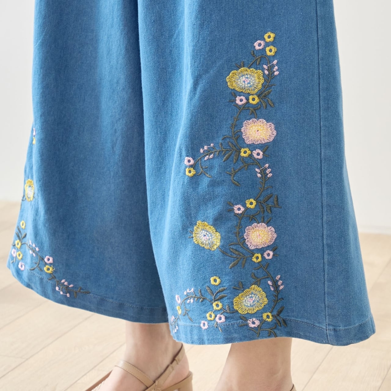 新作][TRUBE]フラワー刺繍フレアパンツ ワイドパンツ デニム 花 体型