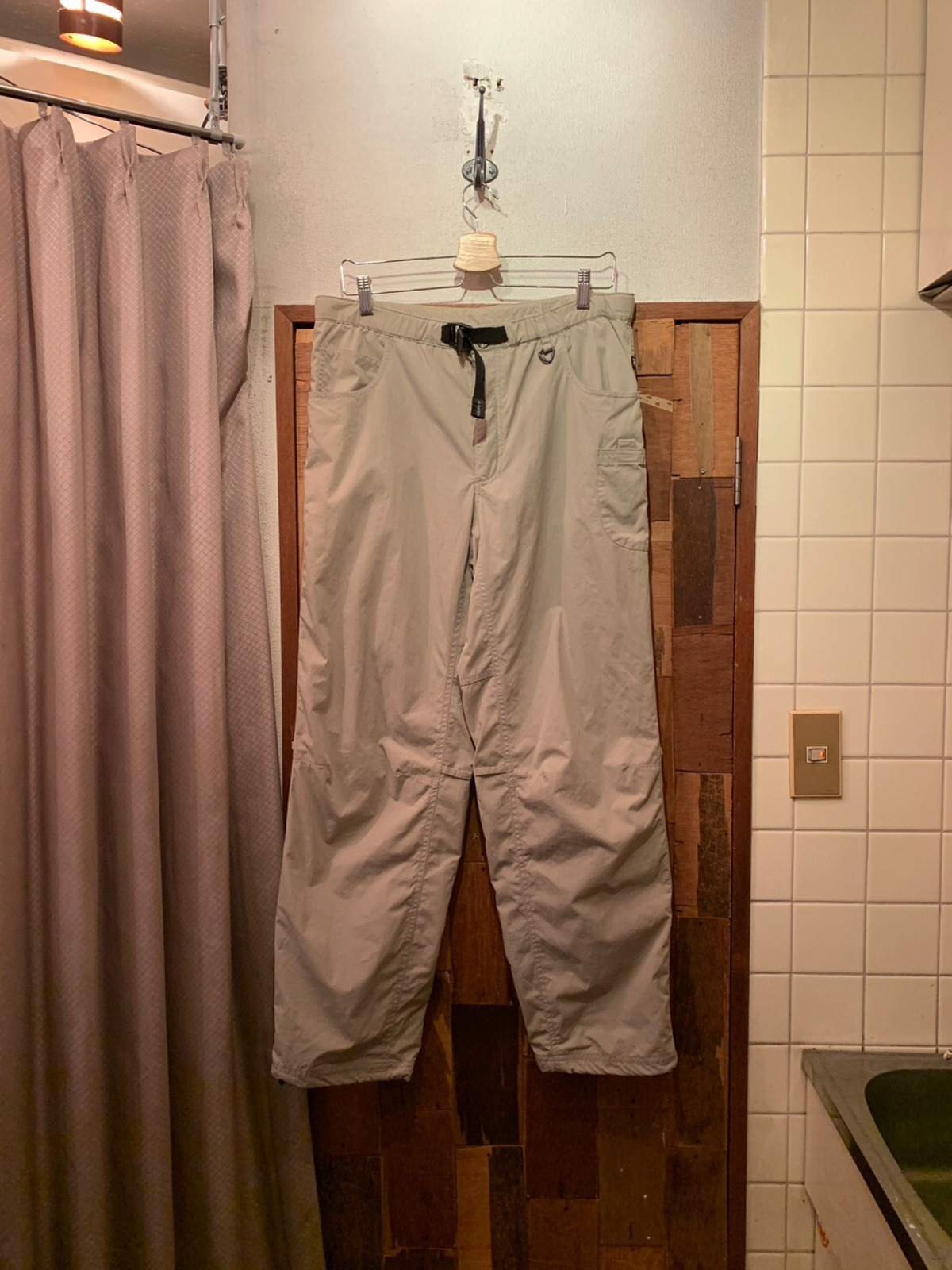 “Columbia” 02’s beige nylon draw code design pants | LAUGH