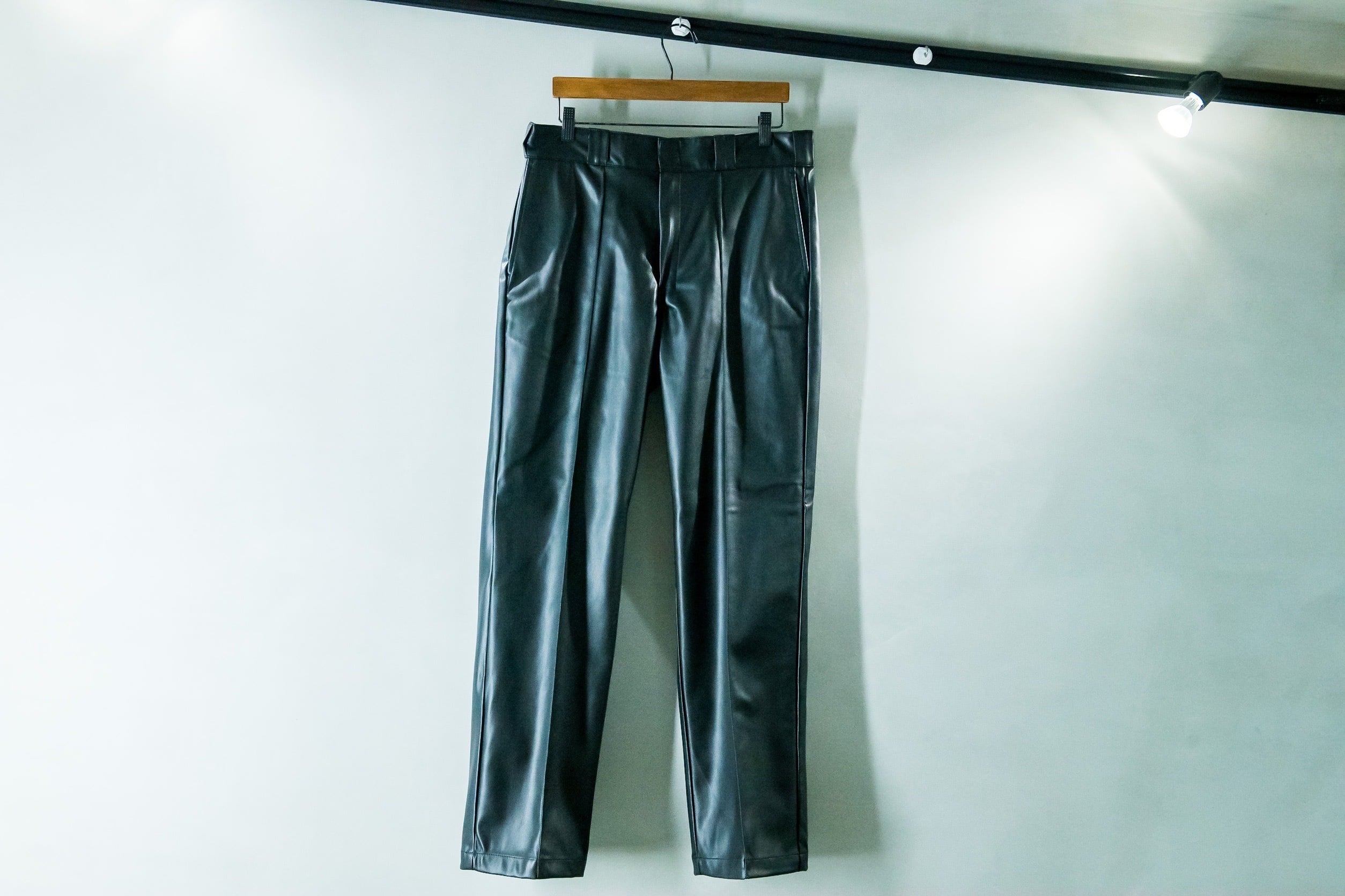 SHINYA KOZUKA×Dickies エコレザーパンツ | NOUVEL des HIOC（ヌベル