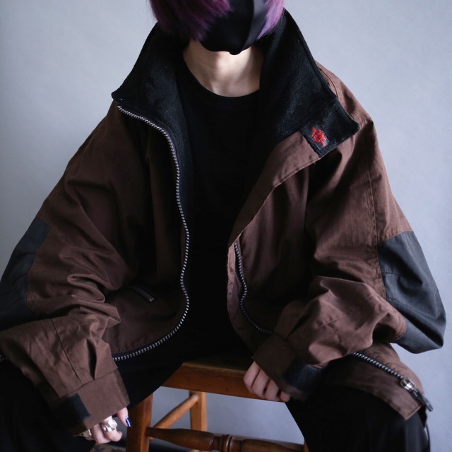 wide zip gimmick and embroidery patch over size mountain jacket（with food）