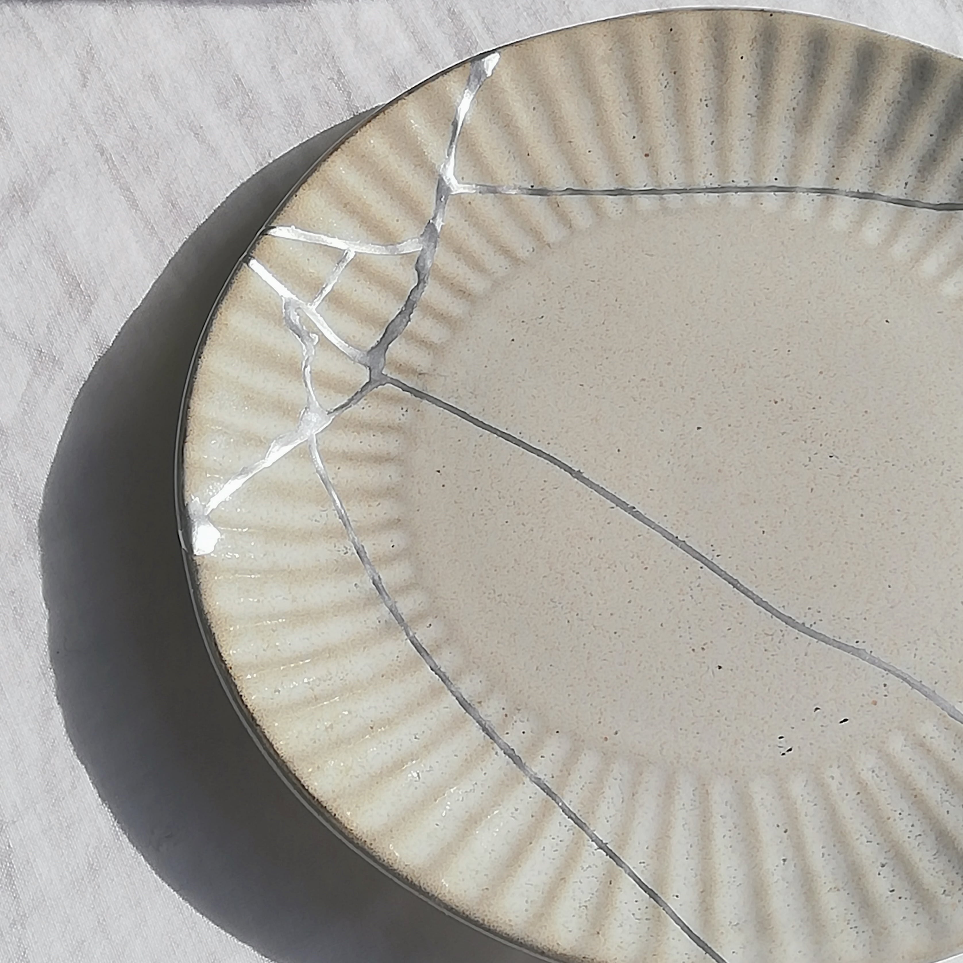 白釉リム皿｜金継ぎ修理済（一点もの）Kintsugi Repaired Plate（17cm