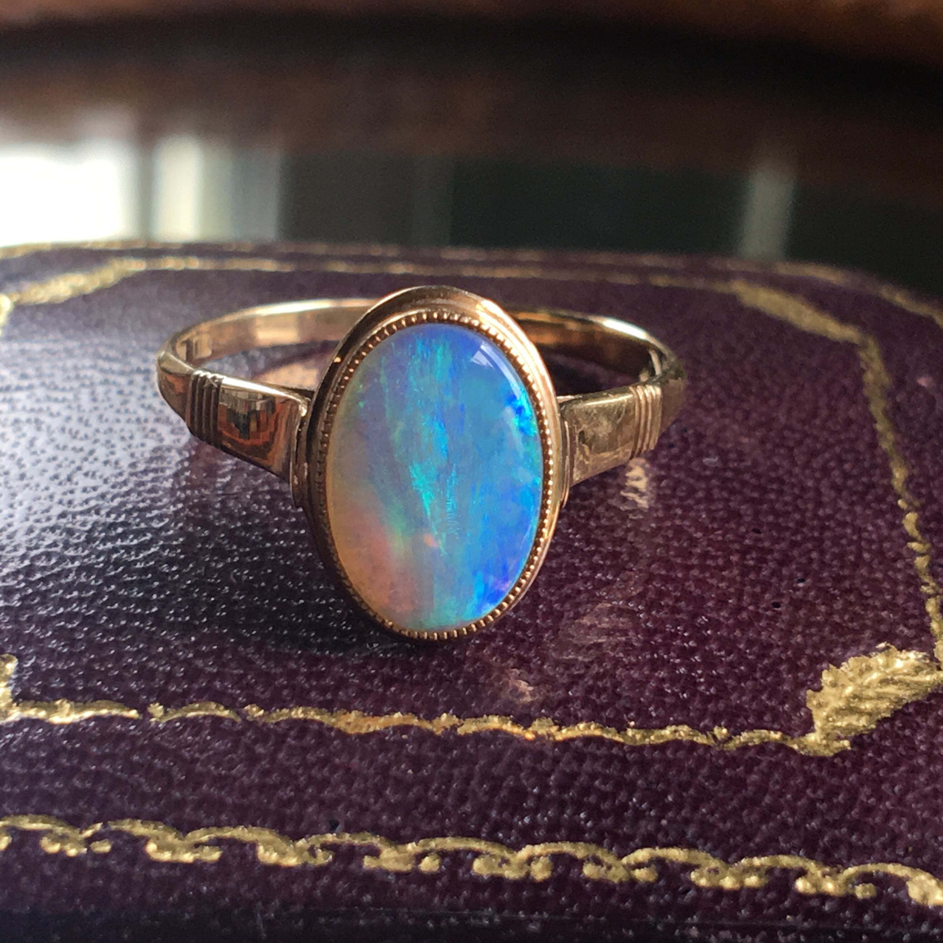 ヴィンテージ K18 光彩オパール覆輪留めリング
