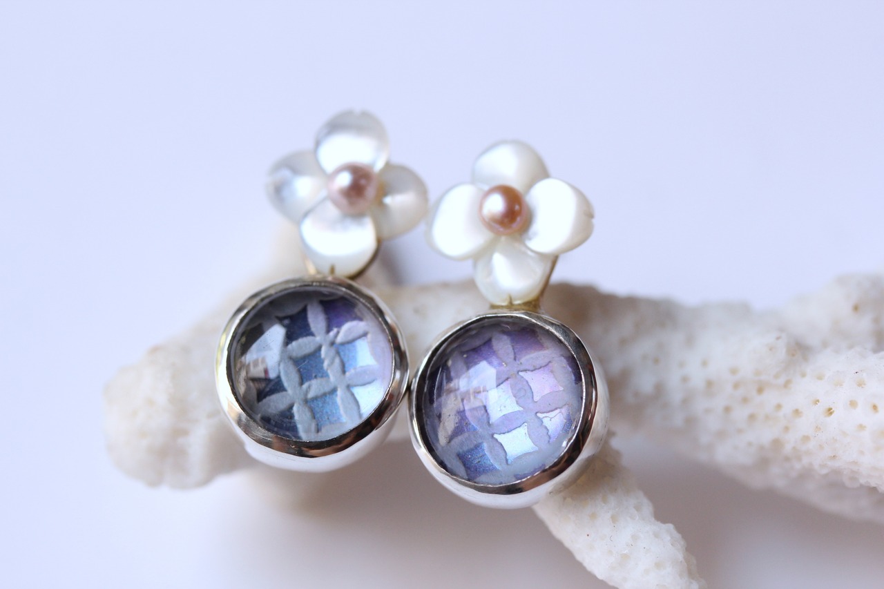シェルのお花と水晶×チタンのピアス