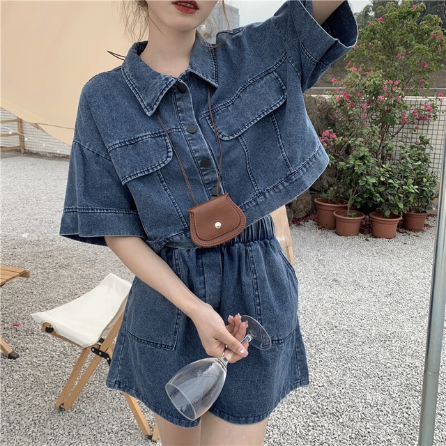 セットアップ 半袖 春 夏 きれいめ カジュアル かわいい ショートパンツ デニムパンツ ミニ ミニ丈 ショート ショート丈 五分袖 レギュラーカラー スリム タイト 細身 ストレート ポケット 前開き 青 ブルー ワンサイズ かわいい 大人可愛い きれいめ シンプル カジュアル 大人 上品 おしゃれ ナチュラル かっこいい レトロ 無地 韓国 韓国系 オルチャン 韓国ファッション 体型カバー 美脚 脚長 定番 普段使い インスタ映え こなれ感 ラフ メンズライク マニッシュ ボーイッシュ ガーリー セットアップ 半袖 春 夏 きれいめ カジュアル かわいい ショートパンツ デニムパンツ ミニ ミニ丈 ショート ショート丈 五分袖 レギュラーカラー スリム タイト 細身 ストレート ポケット 前開き 青 ブルー ワンサイズ かわいい 大人可愛い きれいめ シンプル カジュアル 大人 上品 おしゃれ ナチュラル かっこいい レトロ 無地 韓国 韓国系 オルチャン 韓国ファッション 体型カバー 美脚 脚長 定番 普段使い インスタ映え こなれ感 ラフ メンズライク マニッシュ ボーイッシュ ガーリー