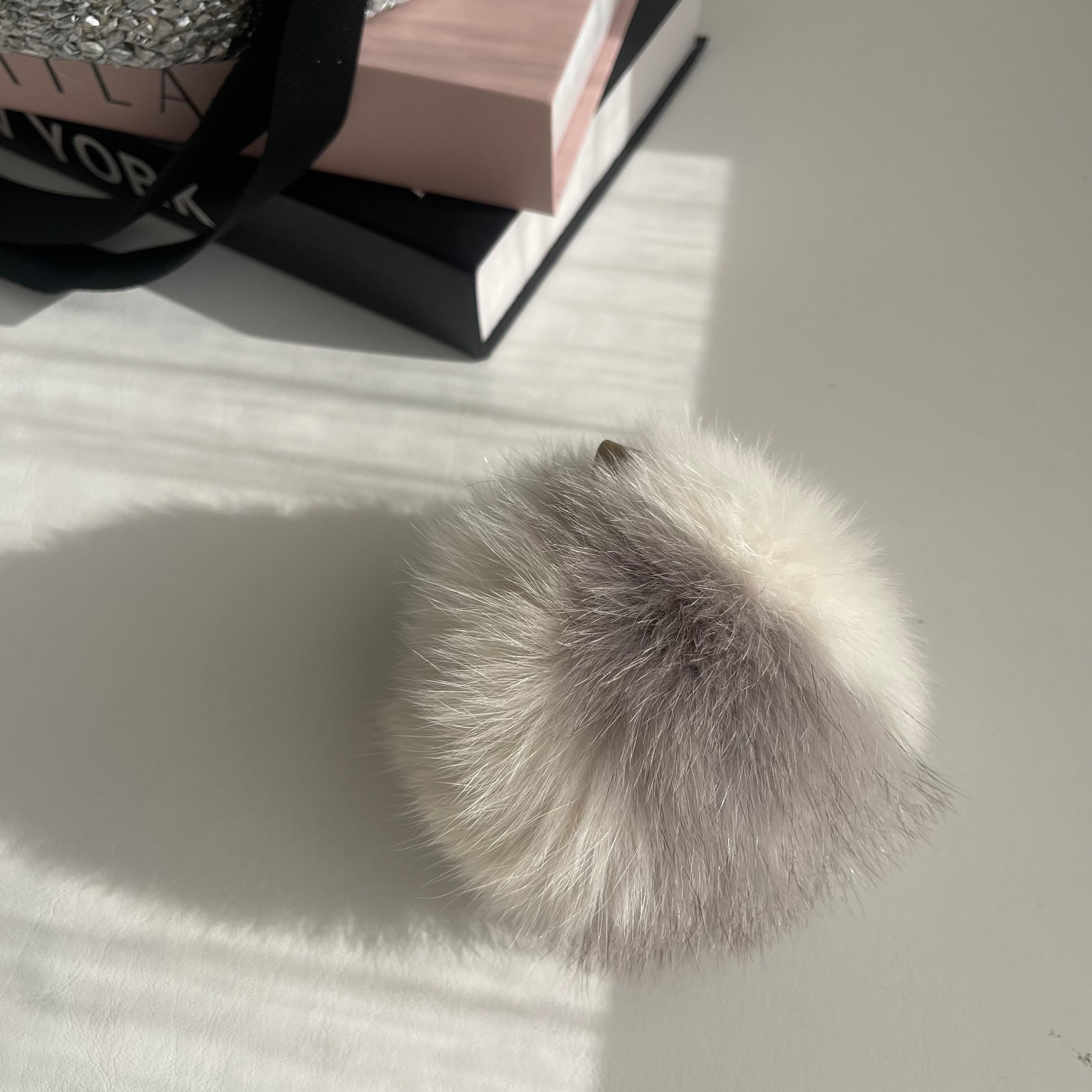 OVAL Shoulder Strap Kago-Bag & BIG FUR / Greige x White | meong blue