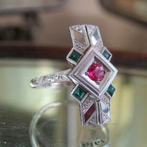 アンティーク　和デコスタイル　サンプラチナに合成ルビーと碧石の彫金リング