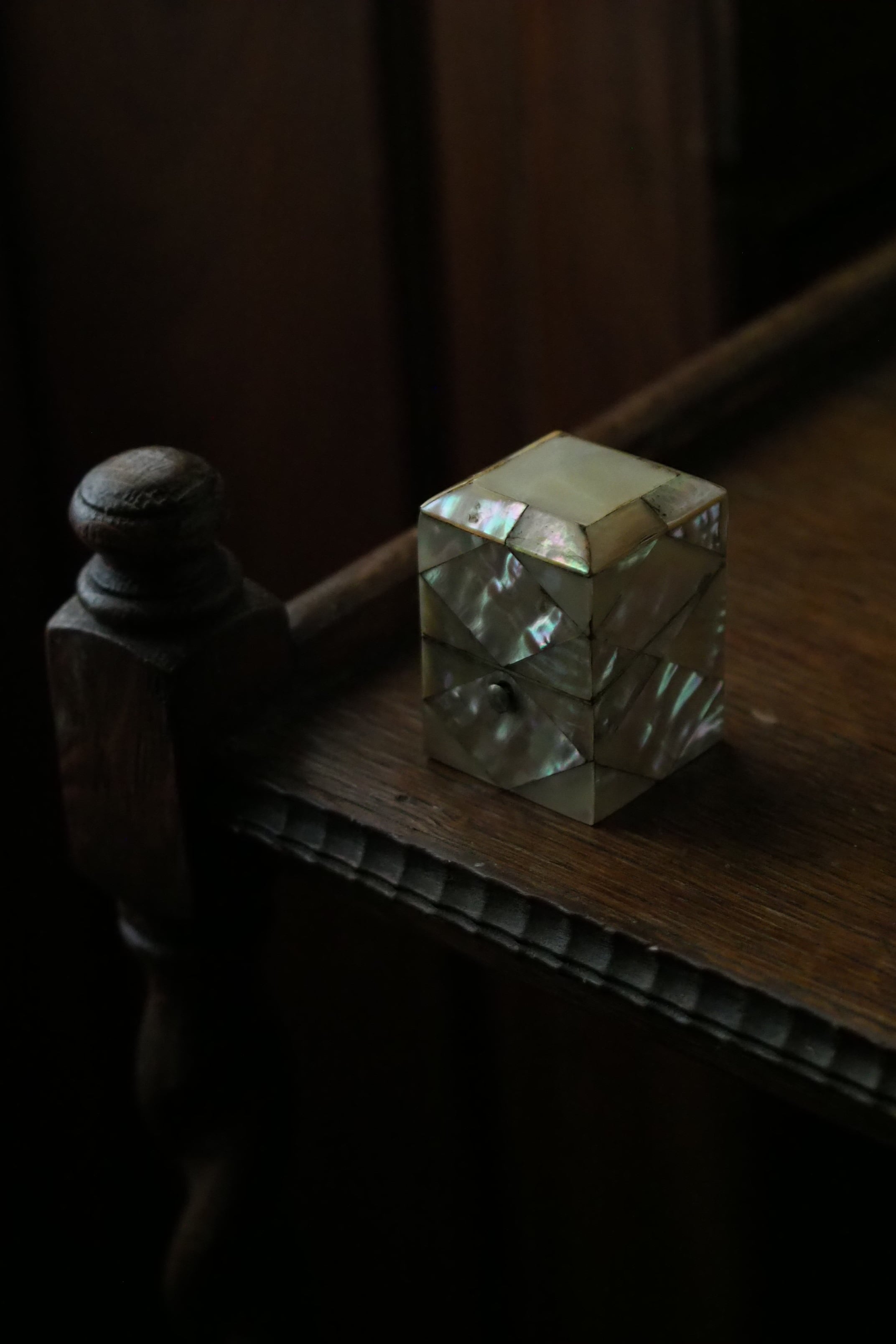 香水瓶が入ったマザーオブパールの小箱-antique shell box in perfume