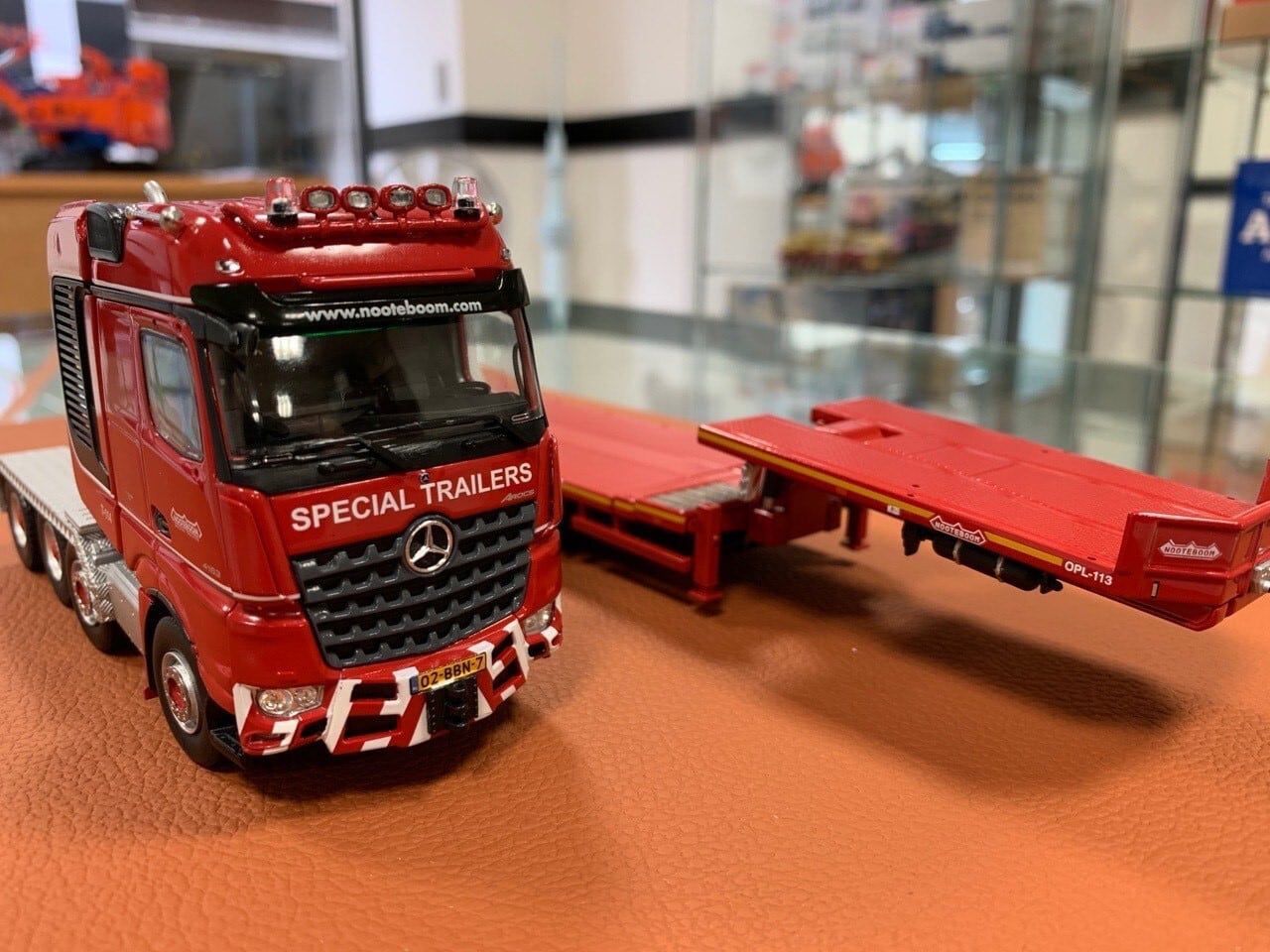 IMC 1/50 MERCEDES-BENZ AROCS BIGSPACE 8X4 / NOOTEBOOM REDLINE7軸