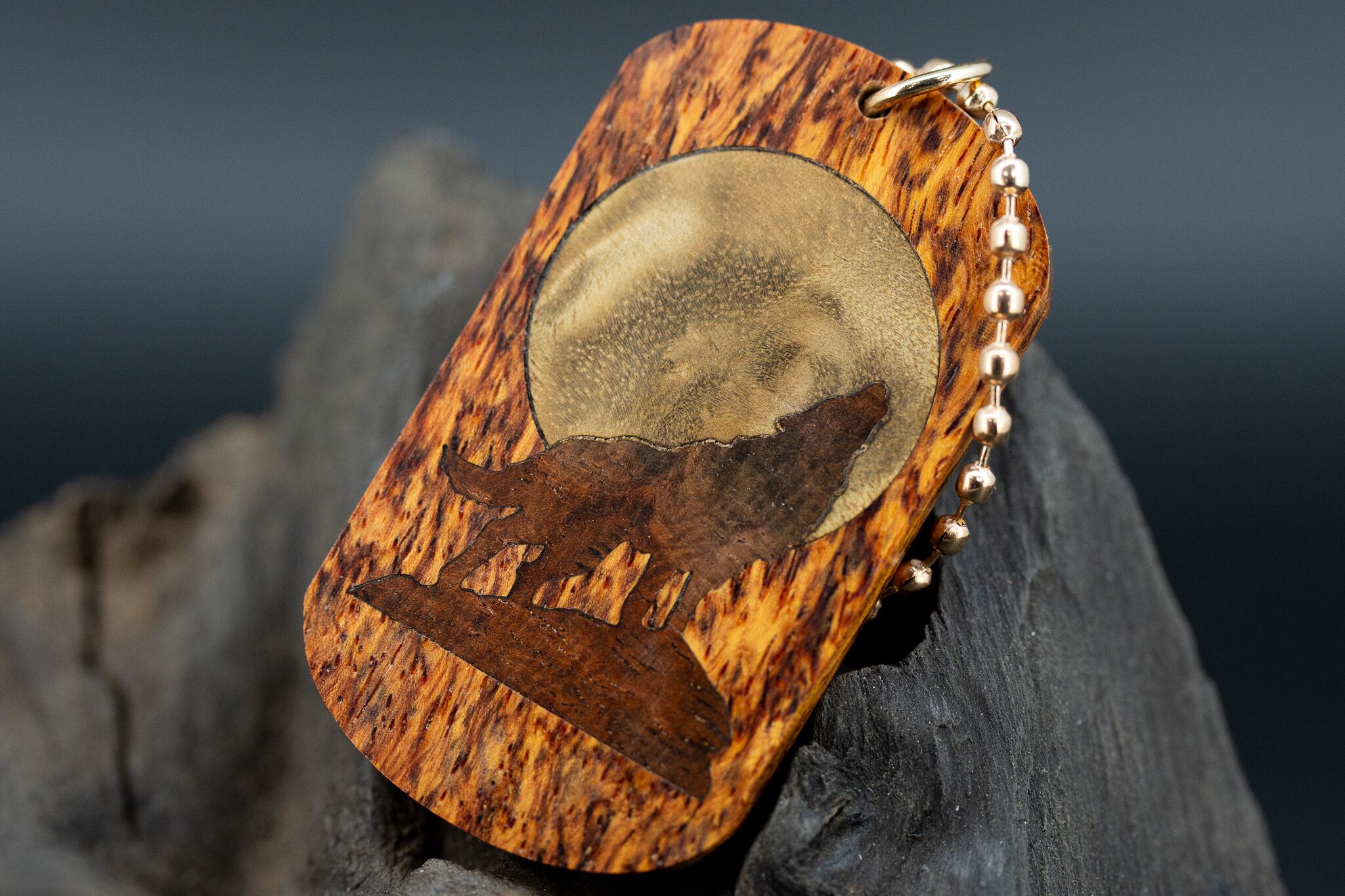 【最高峰の鳥眼杢】 バーズアイローズウッド ドッグタグ 象嵌 月と狼