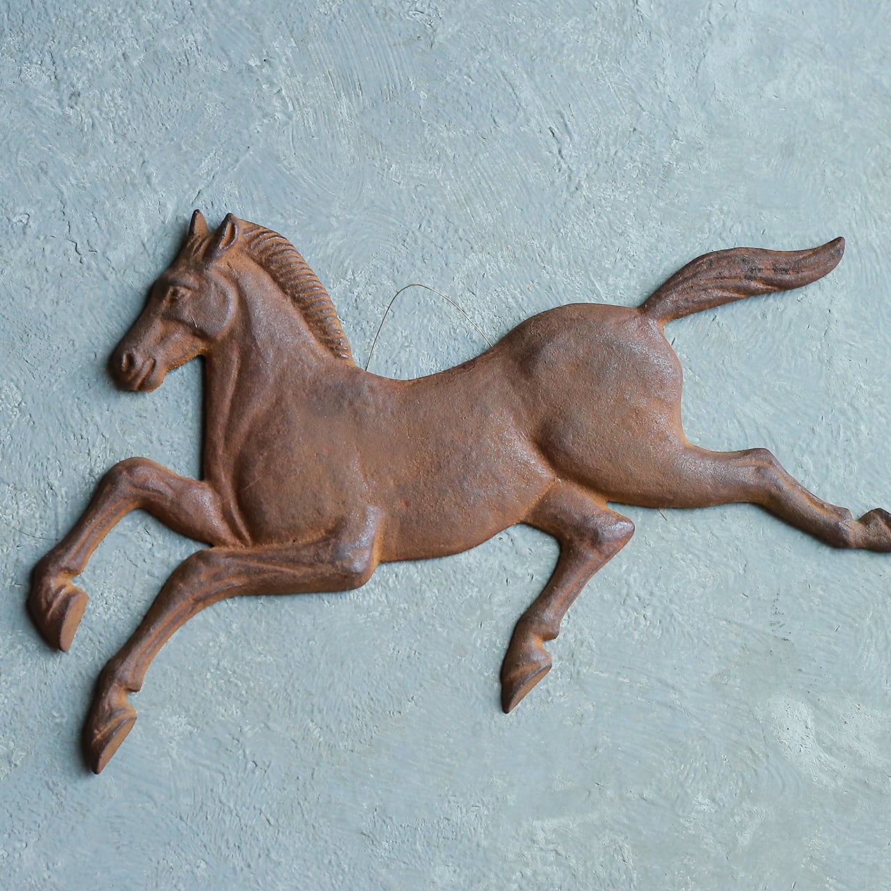 跳ねるように走る、馬の壁掛け | 木と、輝と。| 一点もの ヴィンテージ