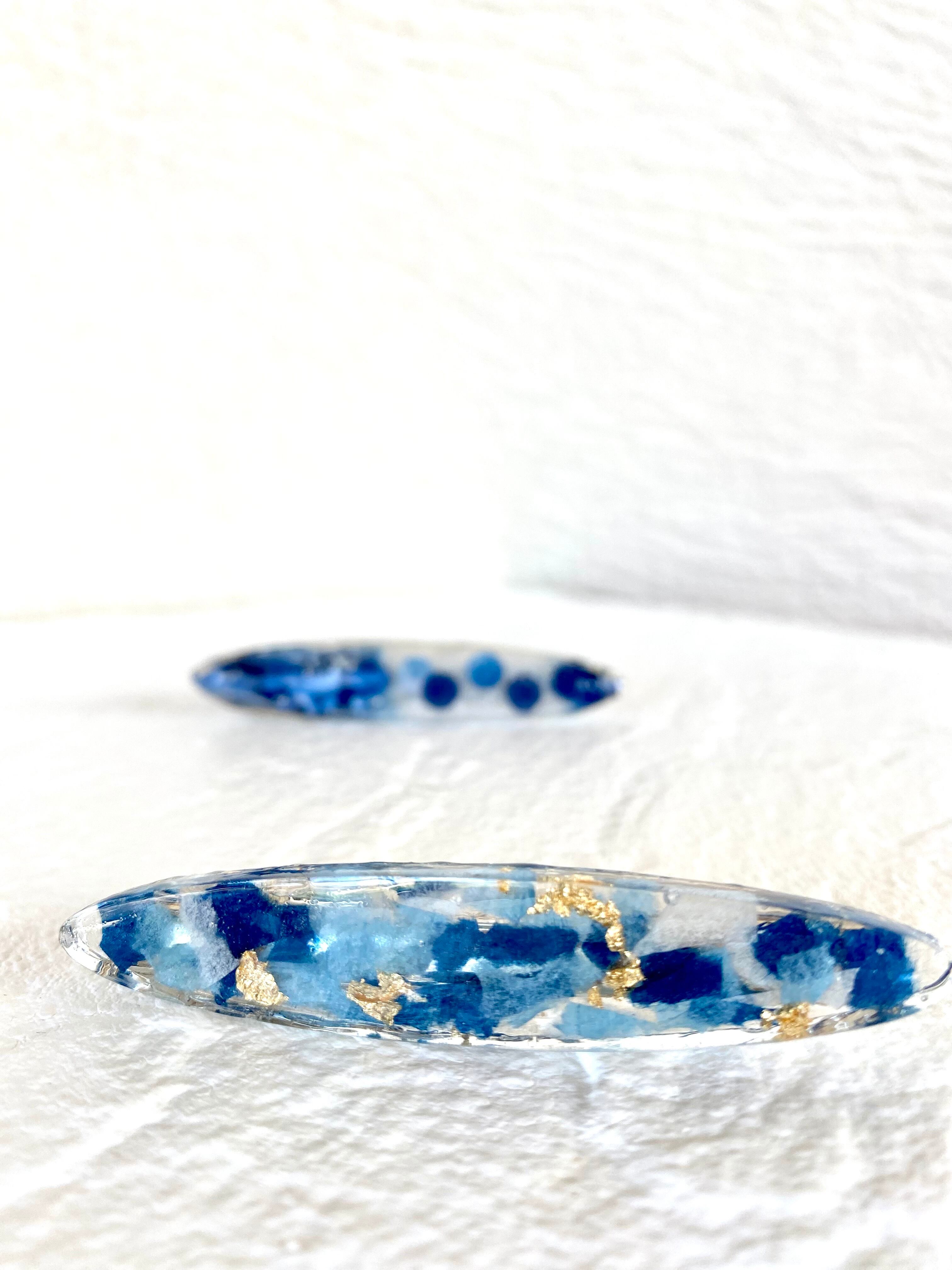 本藍染めの布と本物のレースフラワーをレジンに閉じ込めたヘアゴム