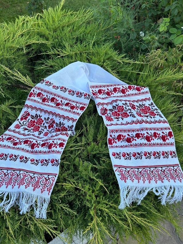 ウクライナ伝統手刺繍祭具タオル「ルシニク」