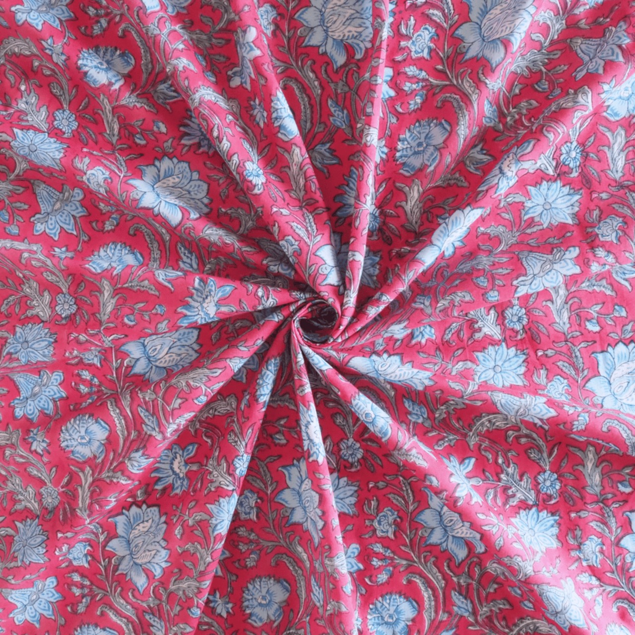 ブロックプリント生地【50cm単位】インド綿  片耳デザイン付き 花柄 白×赤×水色 #55223-RD1