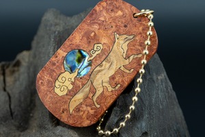 【朱色の銘木】 本花梨瘤 ドッグタグ 象嵌 十五夜きつね