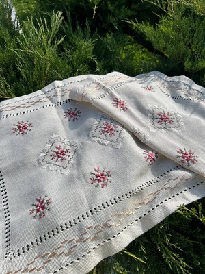 ウクライナ伝統手刺繍祭具タオル「ルシニク」　テーブルランナー