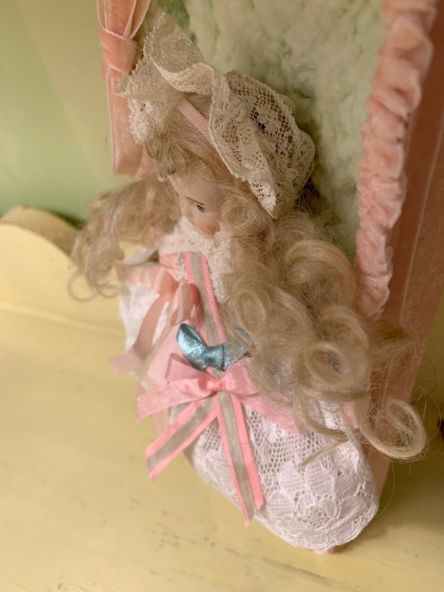 カルトナージュトレイ入りのヴィンテージドール　白いドレスを着たドール (211112)