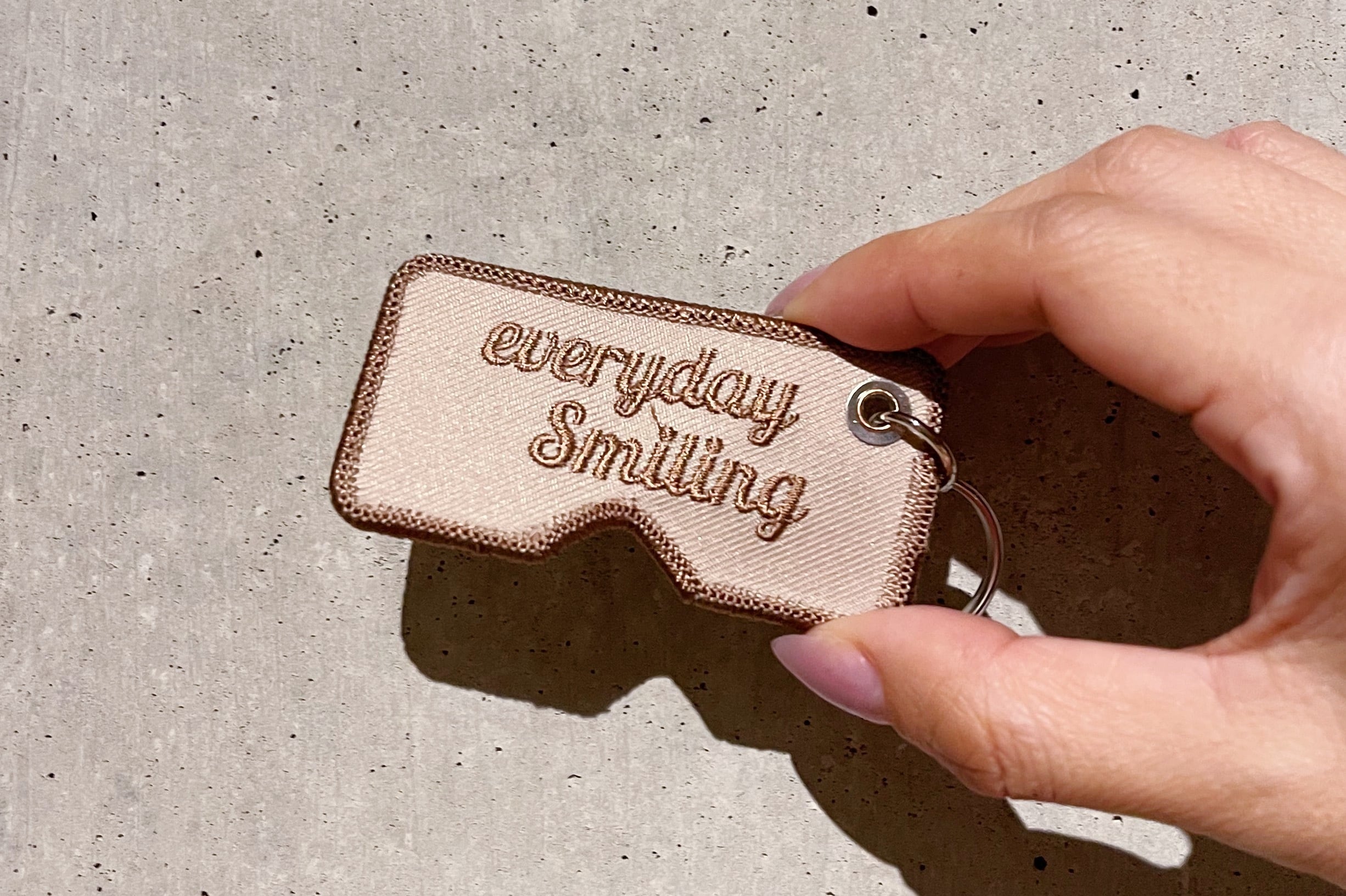 『Keep on Smiling』 にわかせんぺい × enricheveryday スティッチワーク キーホルダー／keep on Smiling にわか面型ステッカー付