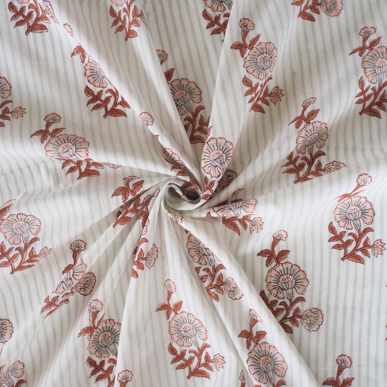 ブロックプリント生地【50cm単位】インド綿 片耳ボーダー付き ストライプ花柄 白×くすみブルーグレー×茶色 #17930-GY3