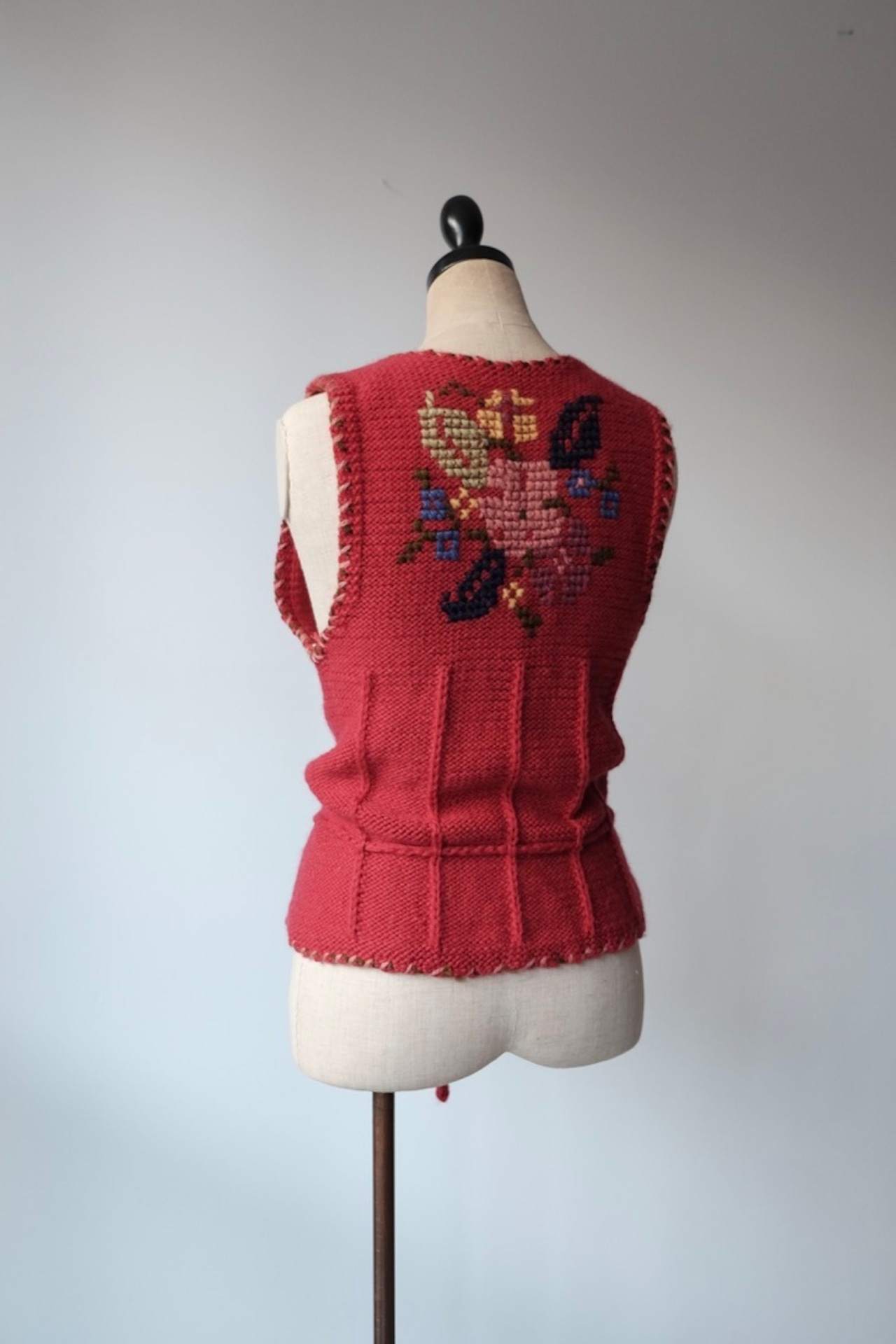 Floral motif knit vest