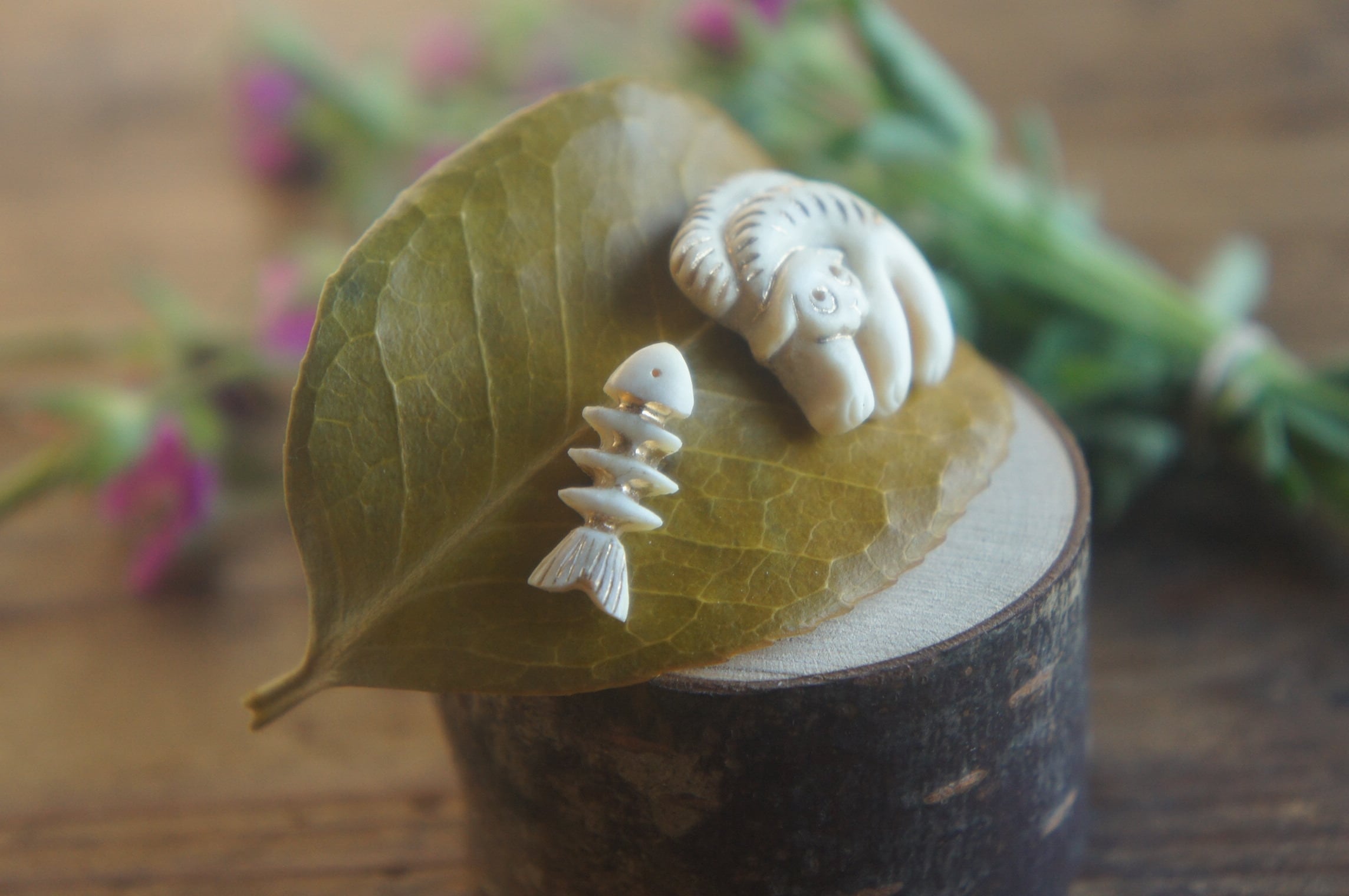 鹿角彫刻「やんのか猫と骨魚」ピアス（左右セット）【1】 | deer bone