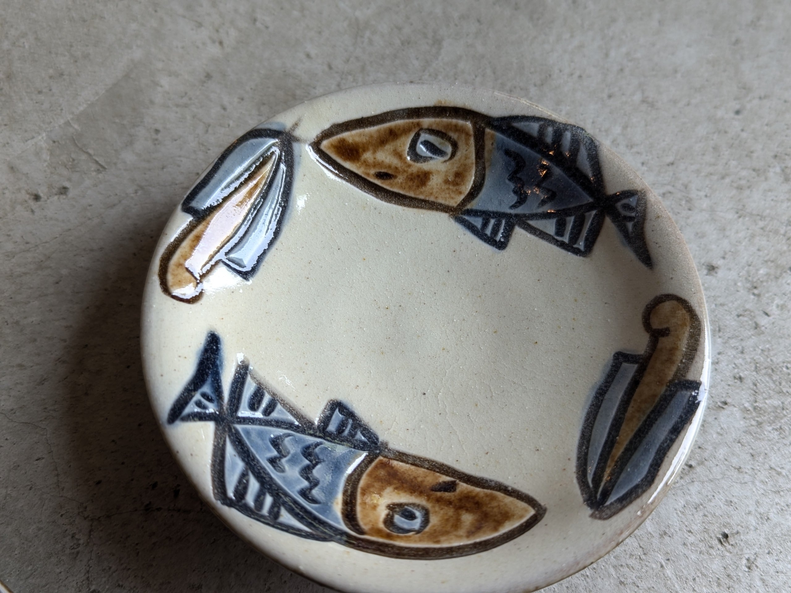 やちむん 小皿（魚紋・2色） | ノモ陶器製作所 | inoya | Basic Life