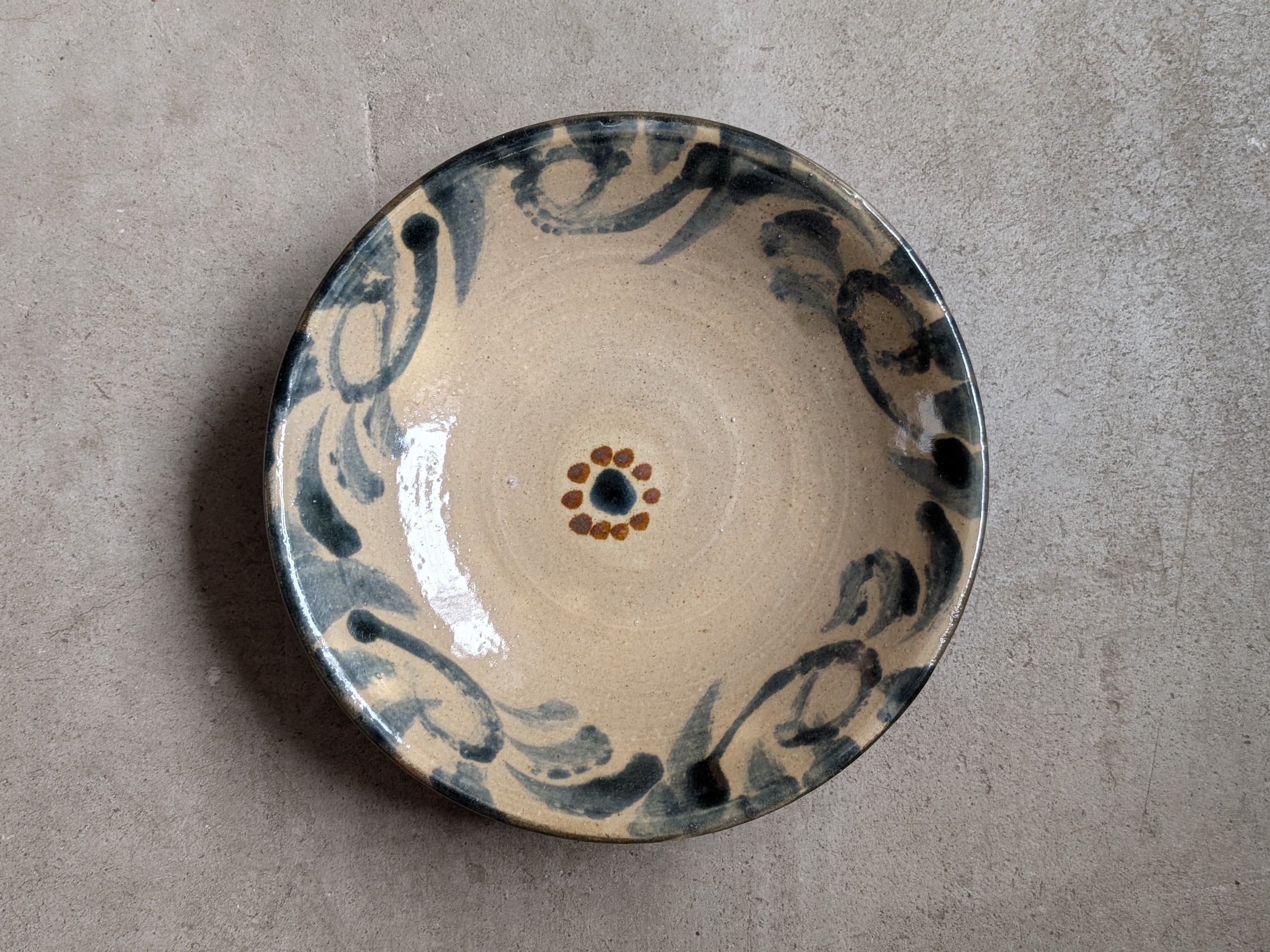 やちむん　唐草模様　線彫　照屋窯　照屋佳信　大鉢　33㎝　11寸　大皿 やちむん唐草模様線彫照屋窯照屋佳信大鉢33㎝11寸