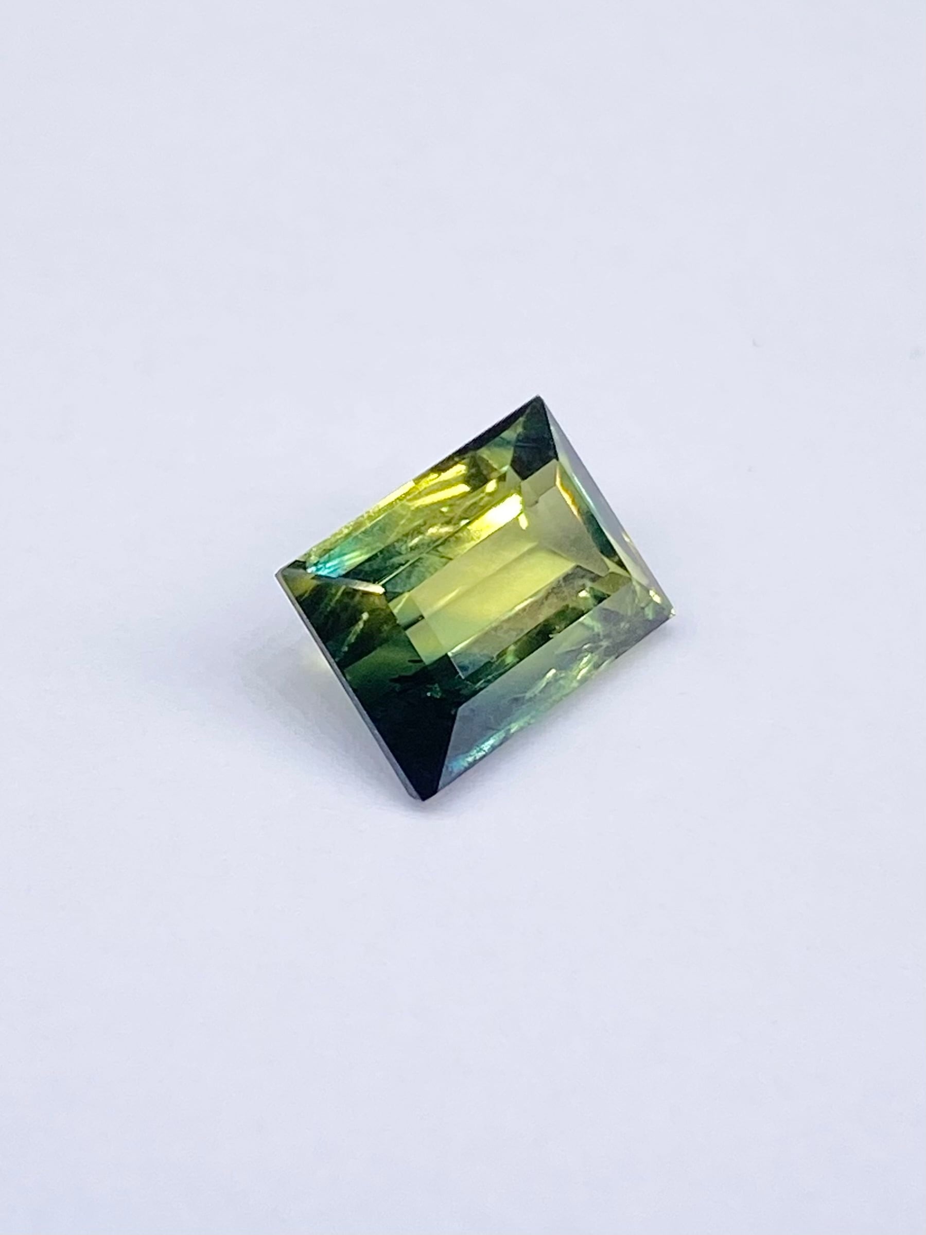 バイカラーサファイア 2.48ct ルース | シークレットベースジュエリー