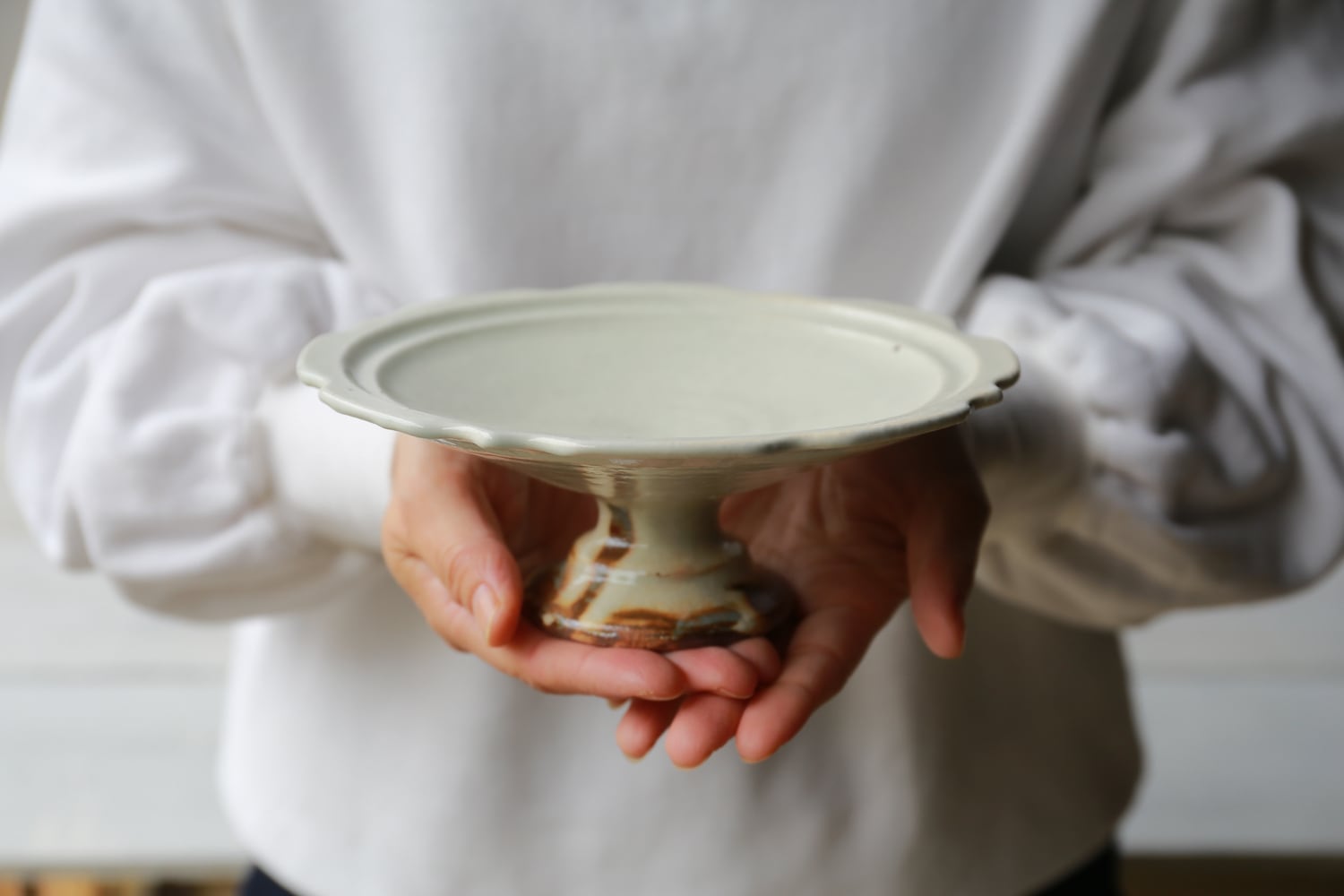 鉄散 彫刻コンポート皿 大（18cm） | 古谷製陶所