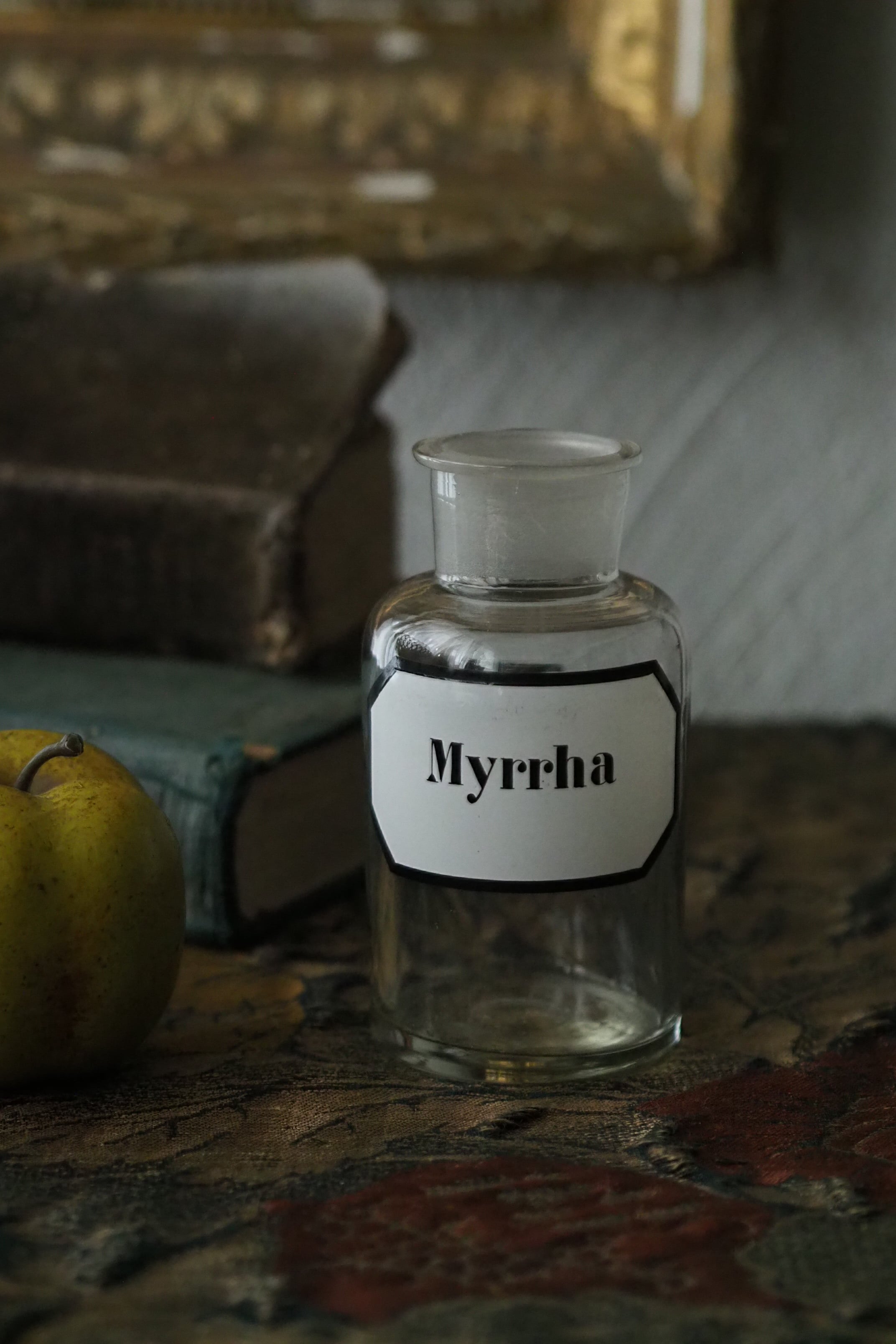 明暗 コントラスト 薬品瓶-antique chemical glass bottle